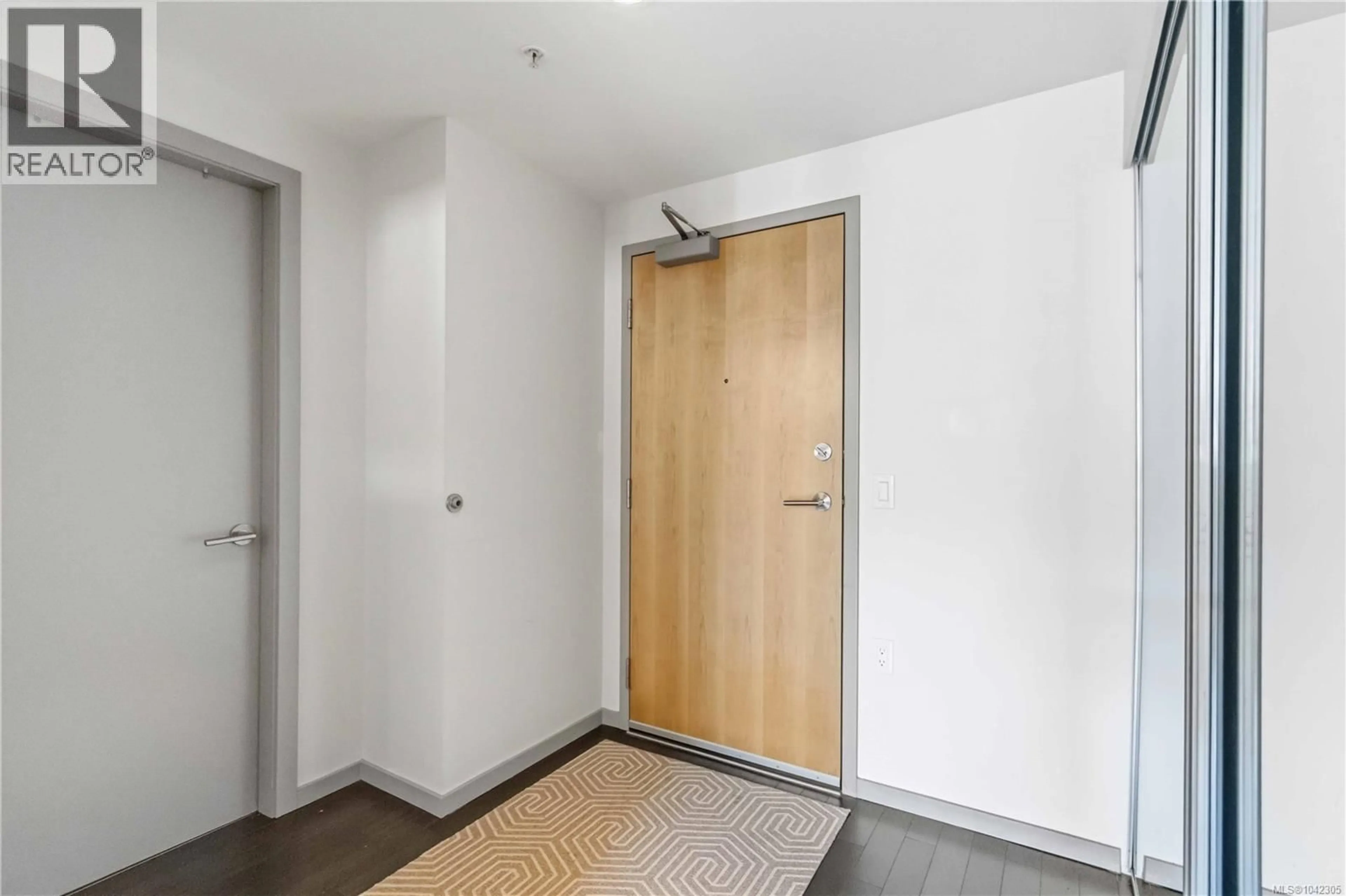 Indoor entryway for 304 - 834 JOHNSON STREET, Victoria British Columbia V8W1N3