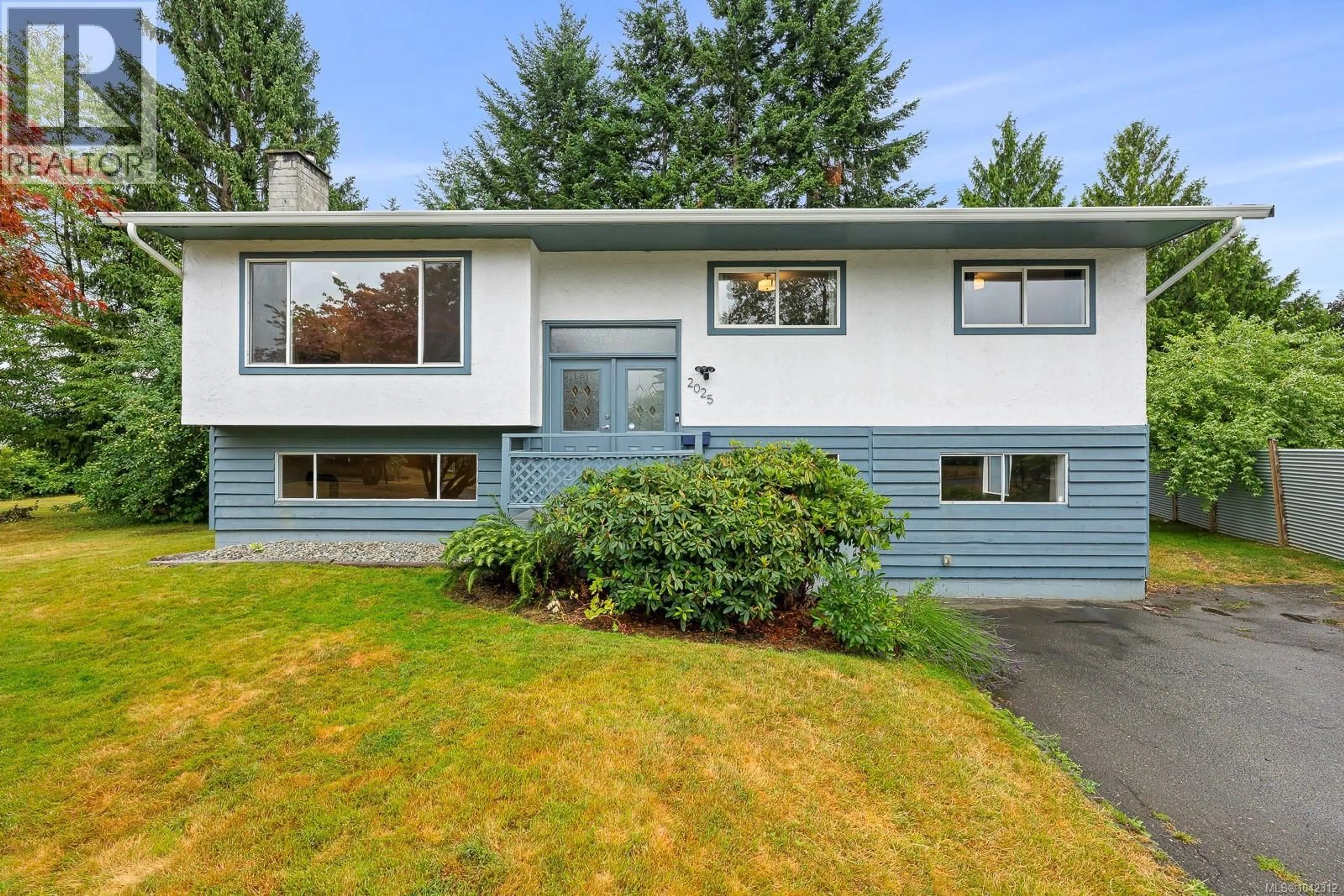 Home with vinyl exterior material, street for 2025 HEMLOCK PLACE, Courtenay British Columbia V9N3B9