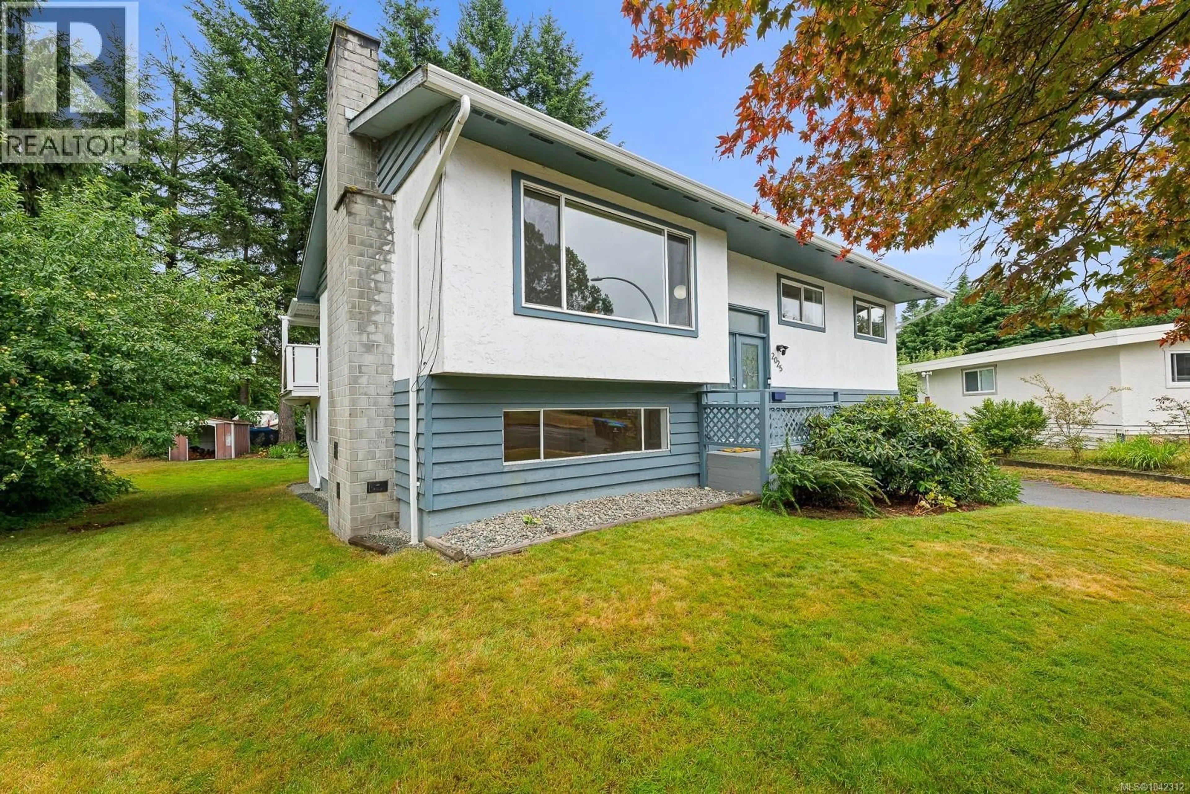 Home with vinyl exterior material, street for 2025 HEMLOCK PLACE, Courtenay British Columbia V9N3B9