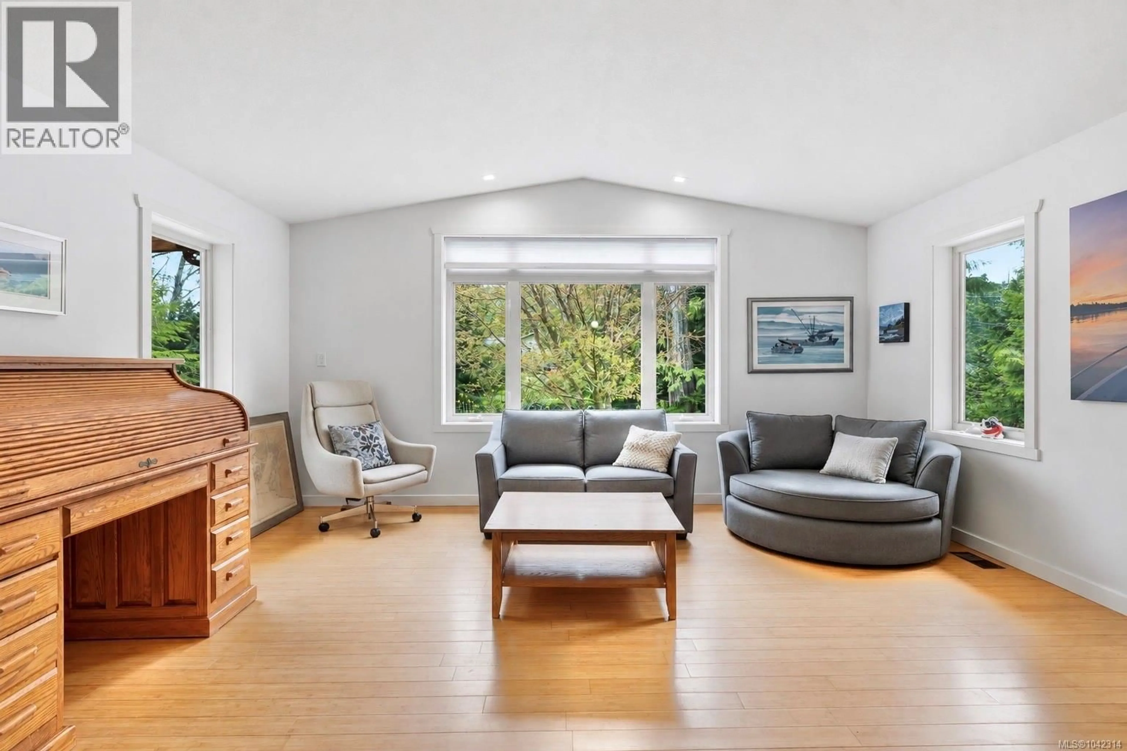 Living room with furniture, unknown for 1302 VICTORIA ROAD, Ucluelet British Columbia V0R3A0