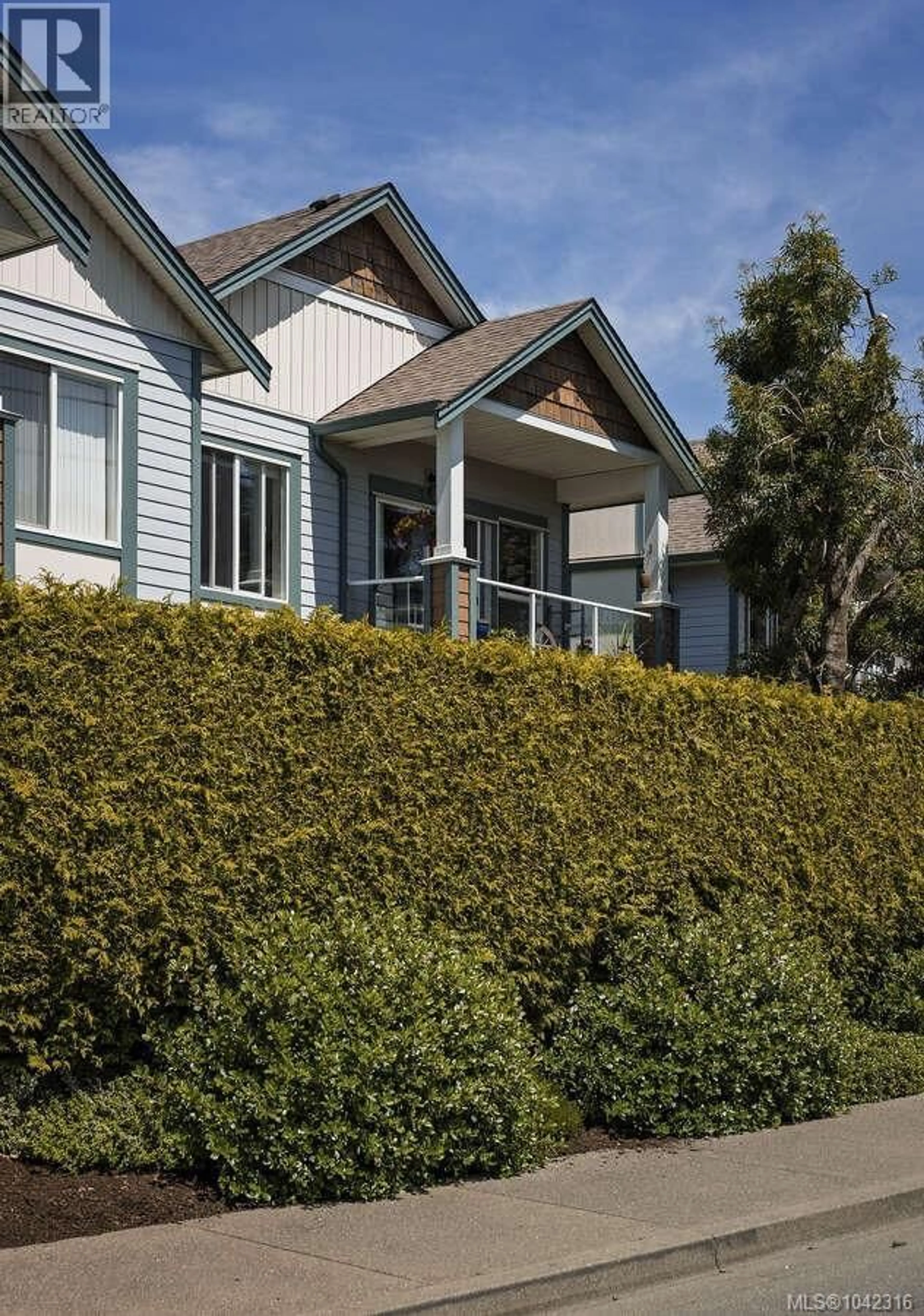 Home with vinyl exterior material, street for 10 - 1646 BALMORAL AVENUE, Comox British Columbia V9M2N1