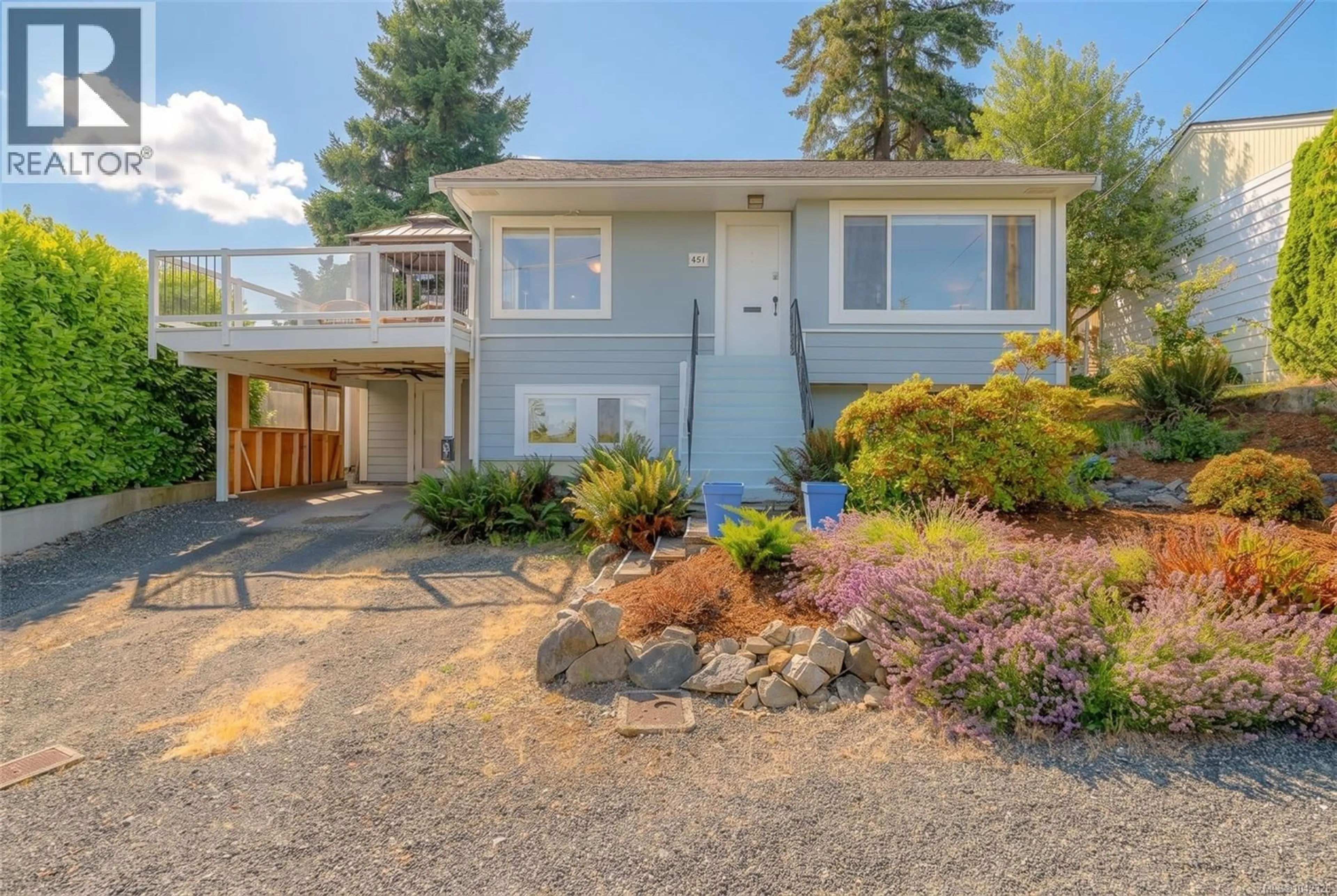 Home with vinyl exterior material, street for 631 MAPLE STREET, Nanaimo British Columbia V9S2J8