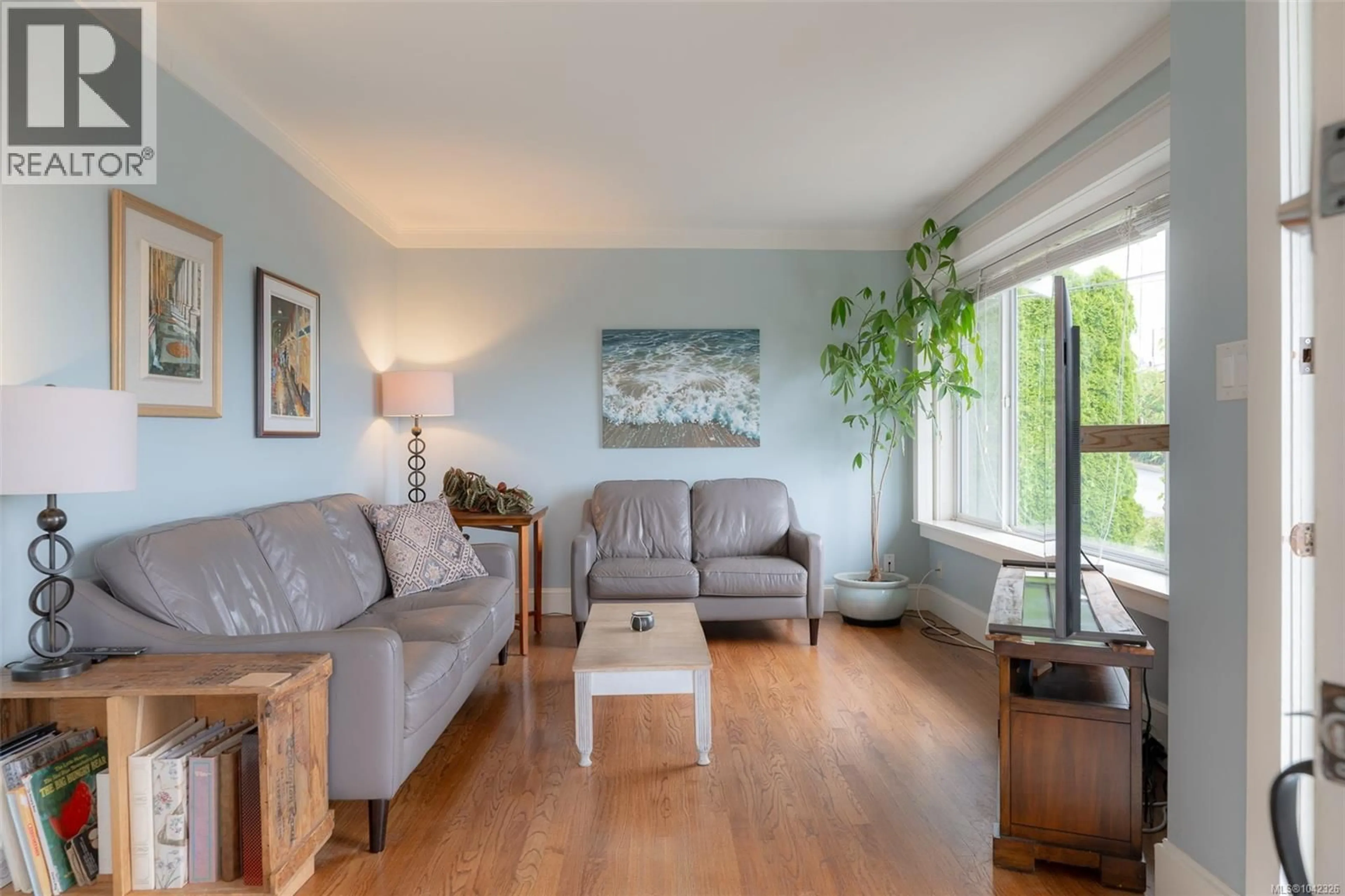 Living room with furniture, wood/laminate floor for 631 MAPLE STREET, Nanaimo British Columbia V9S2J8