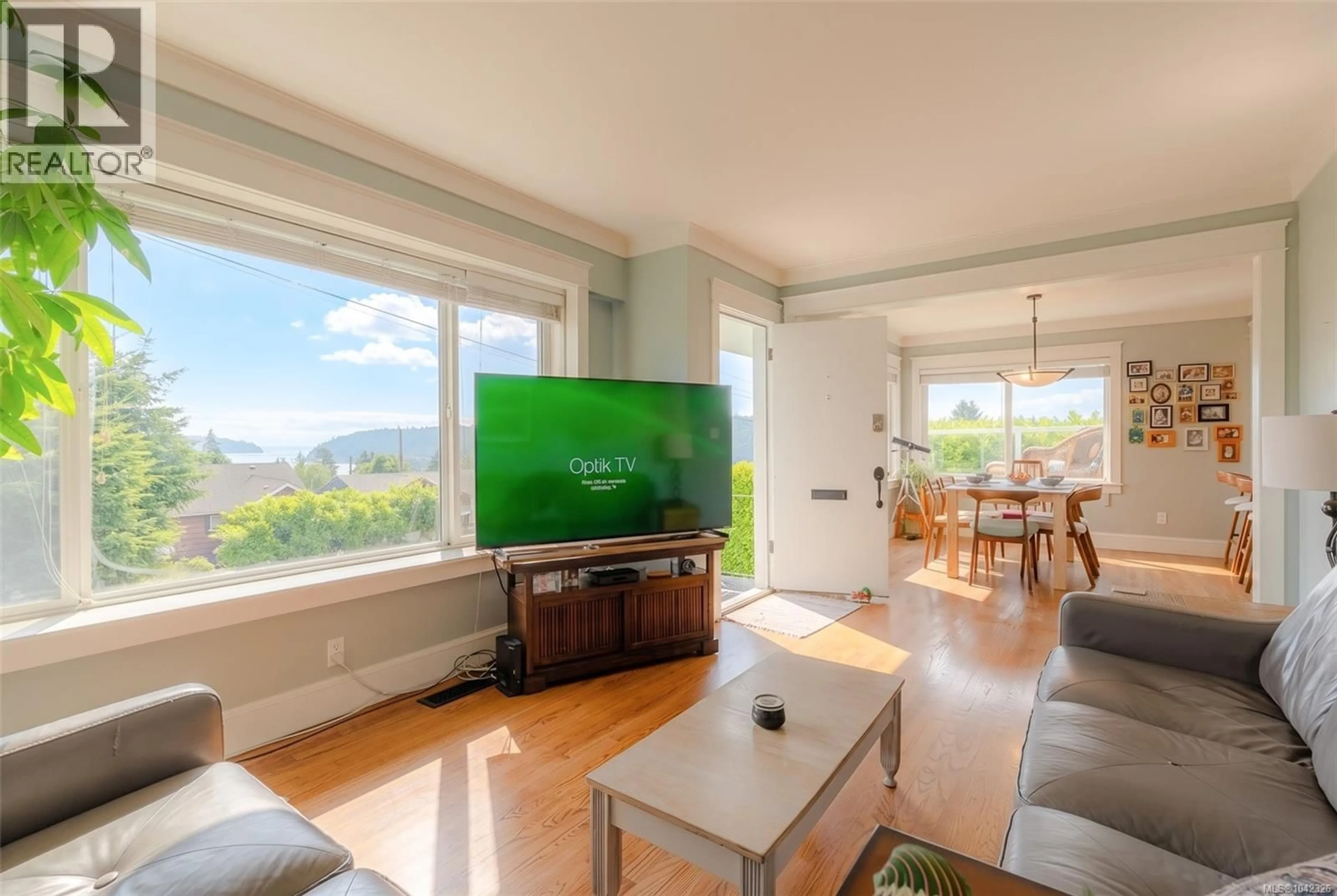 Living room with furniture, wood/laminate floor for 631 MAPLE STREET, Nanaimo British Columbia V9S2J8