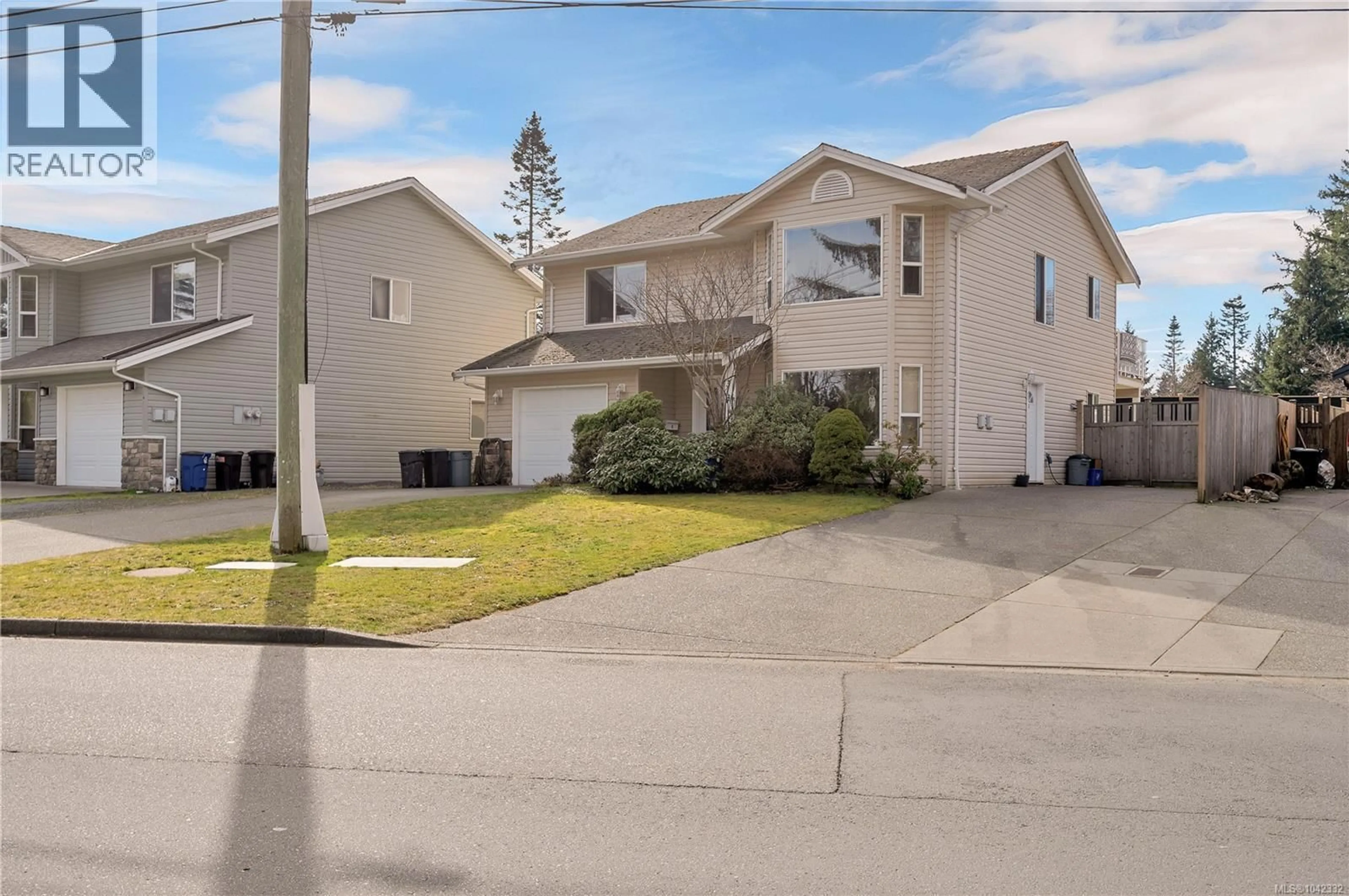A pic from outside/outdoor area/front of a property/back of a property/a pic from drone, street for 313 HARROGATE ROAD, Campbell River British Columbia V9W1W1