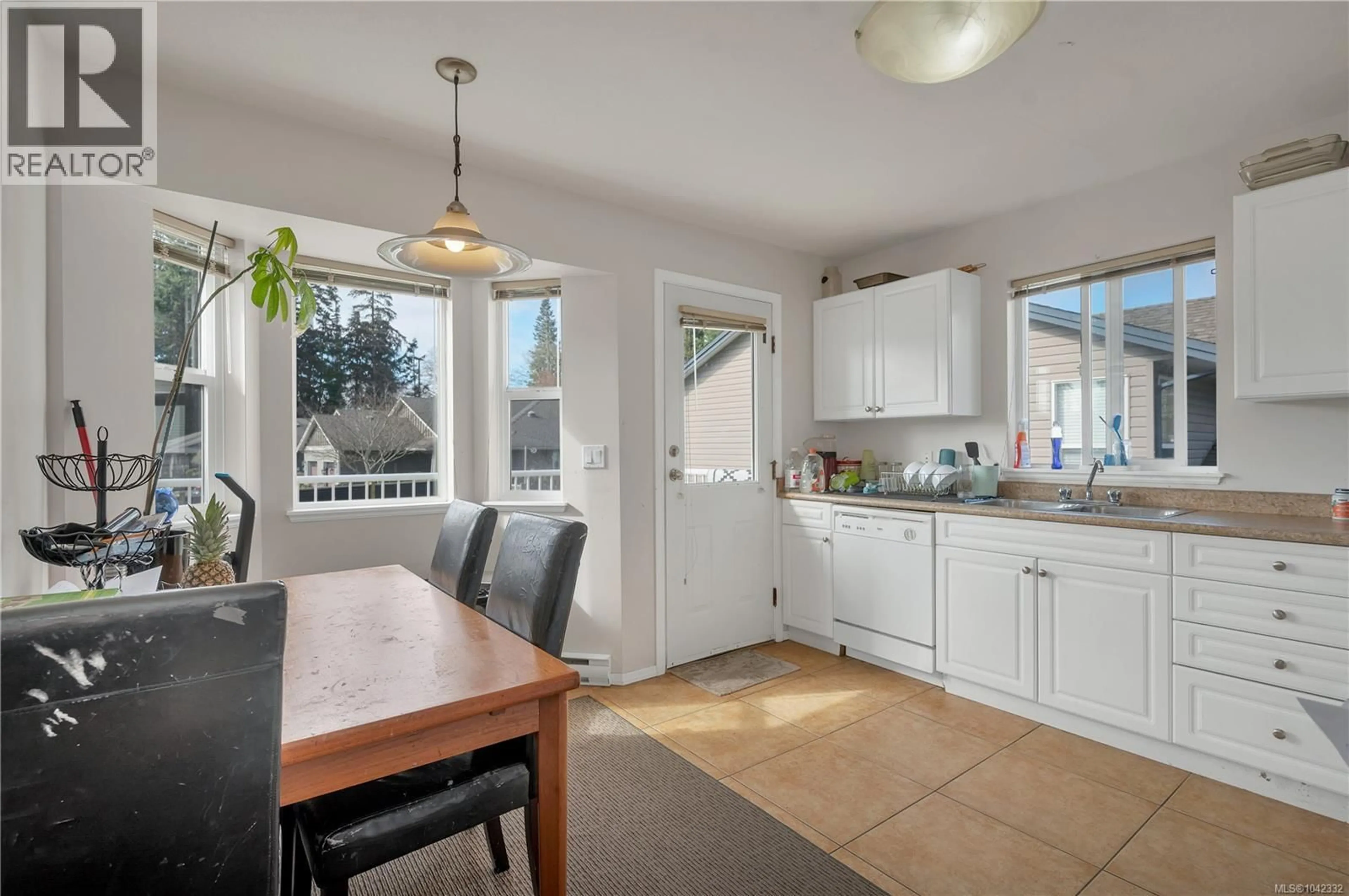 Open concept kitchen, ceramic/tile floor for 313 HARROGATE ROAD, Campbell River British Columbia V9W1W1