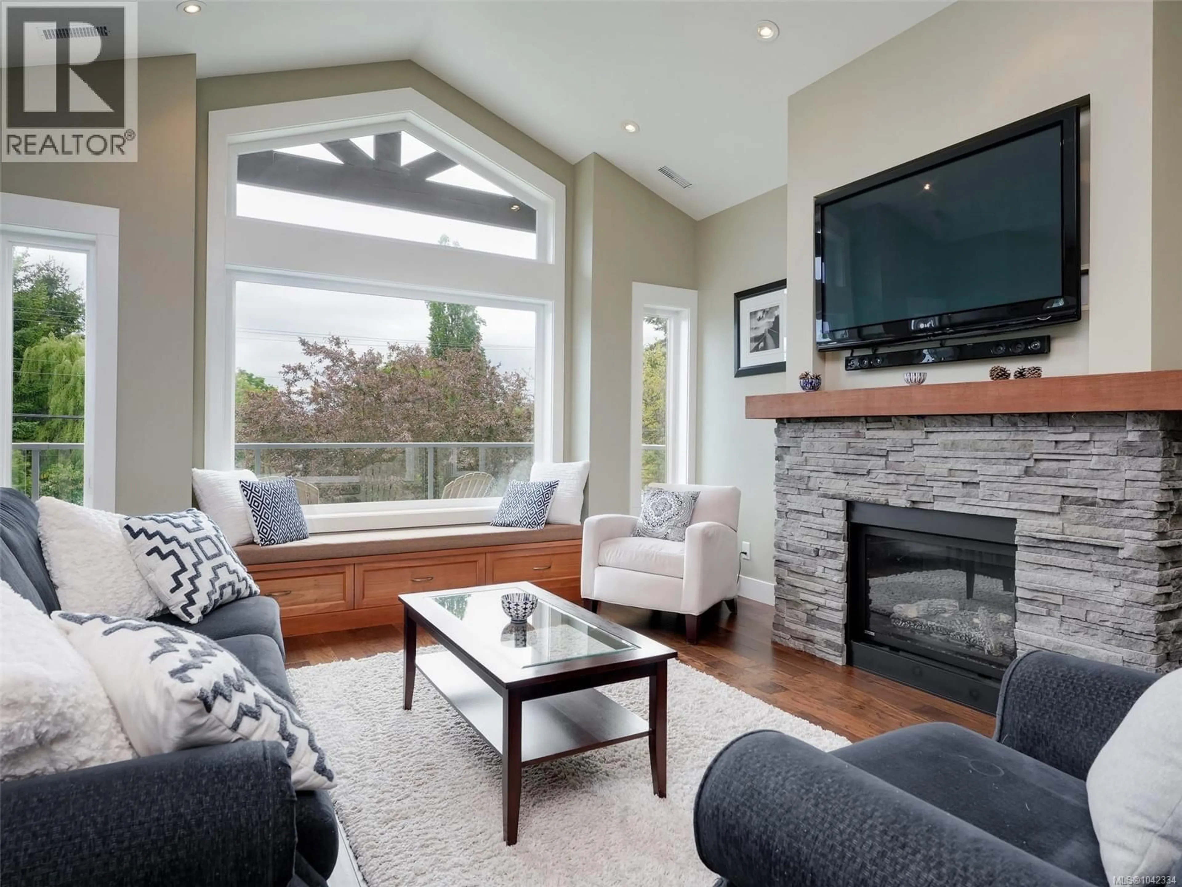 Living room with furniture, wood/laminate floor for 7224 EAST SAANICH ROAD, Central Saanich British Columbia V8M1Y4