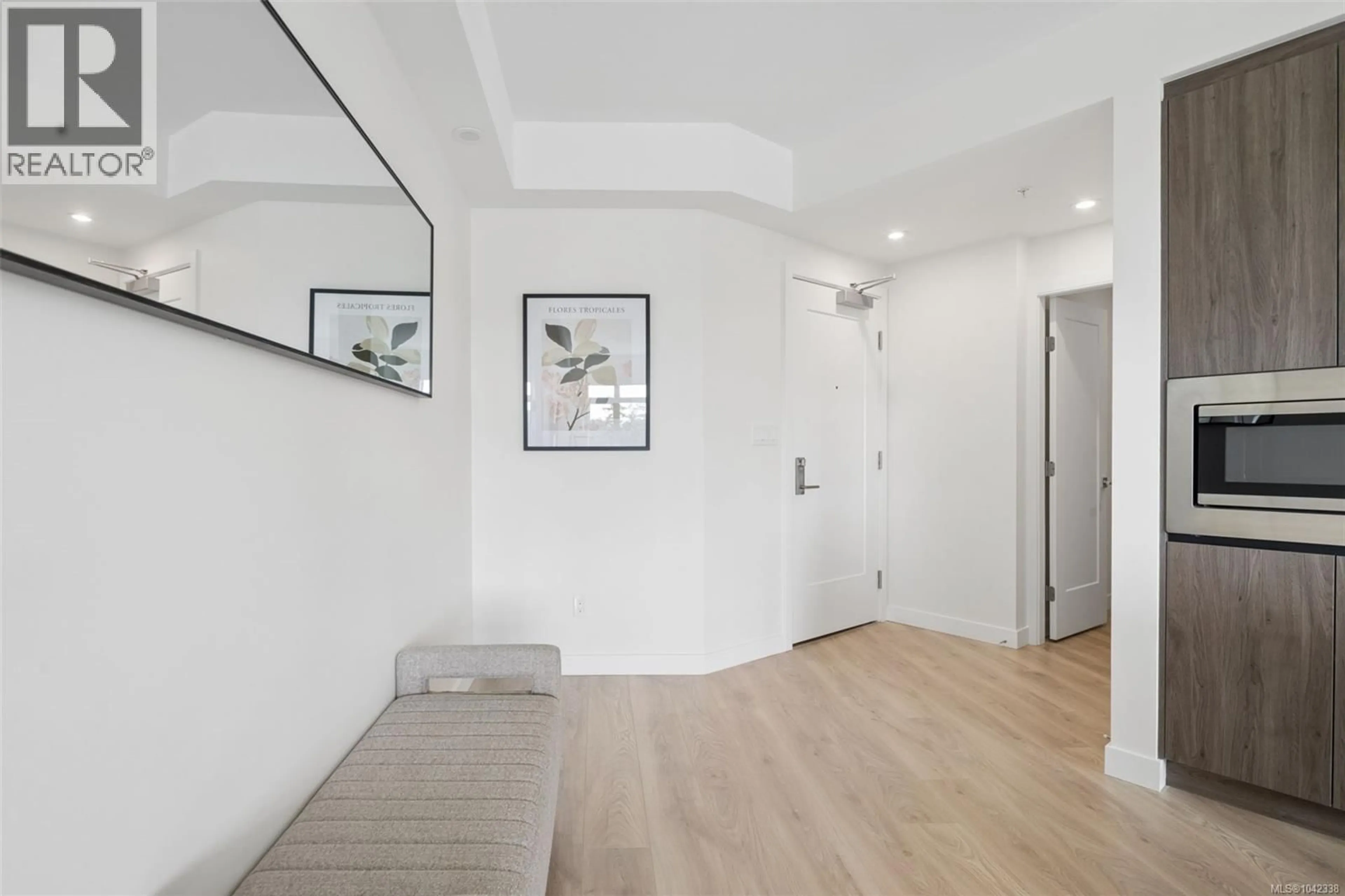 Indoor entryway for 207 - 2000 WEST PARK LANE, View Royal British Columbia V9B3R7