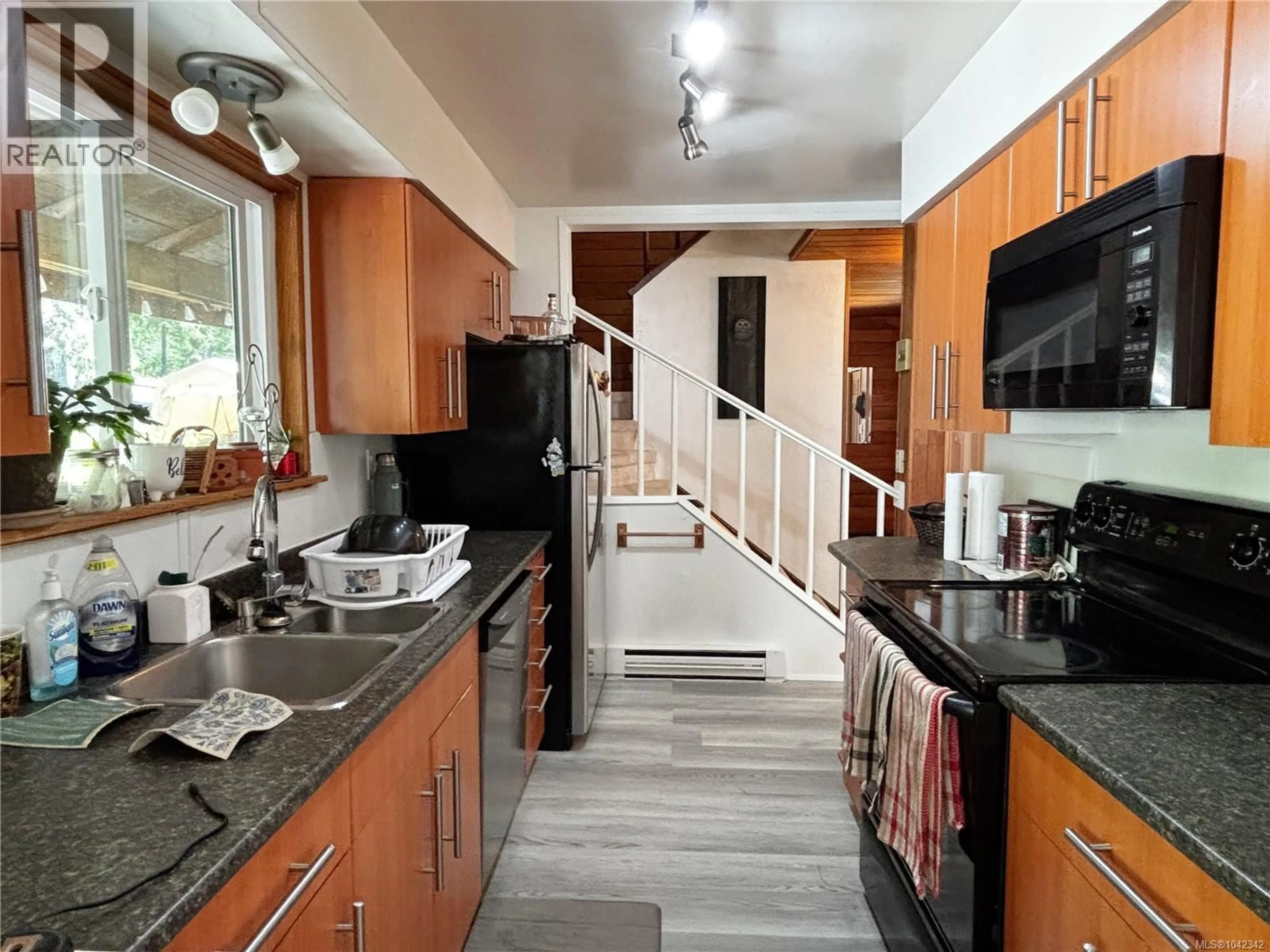 Kitchen with laundary machines, unknown for 648 NIMPKISH DRIVE, Gold River British Columbia V0P1G0