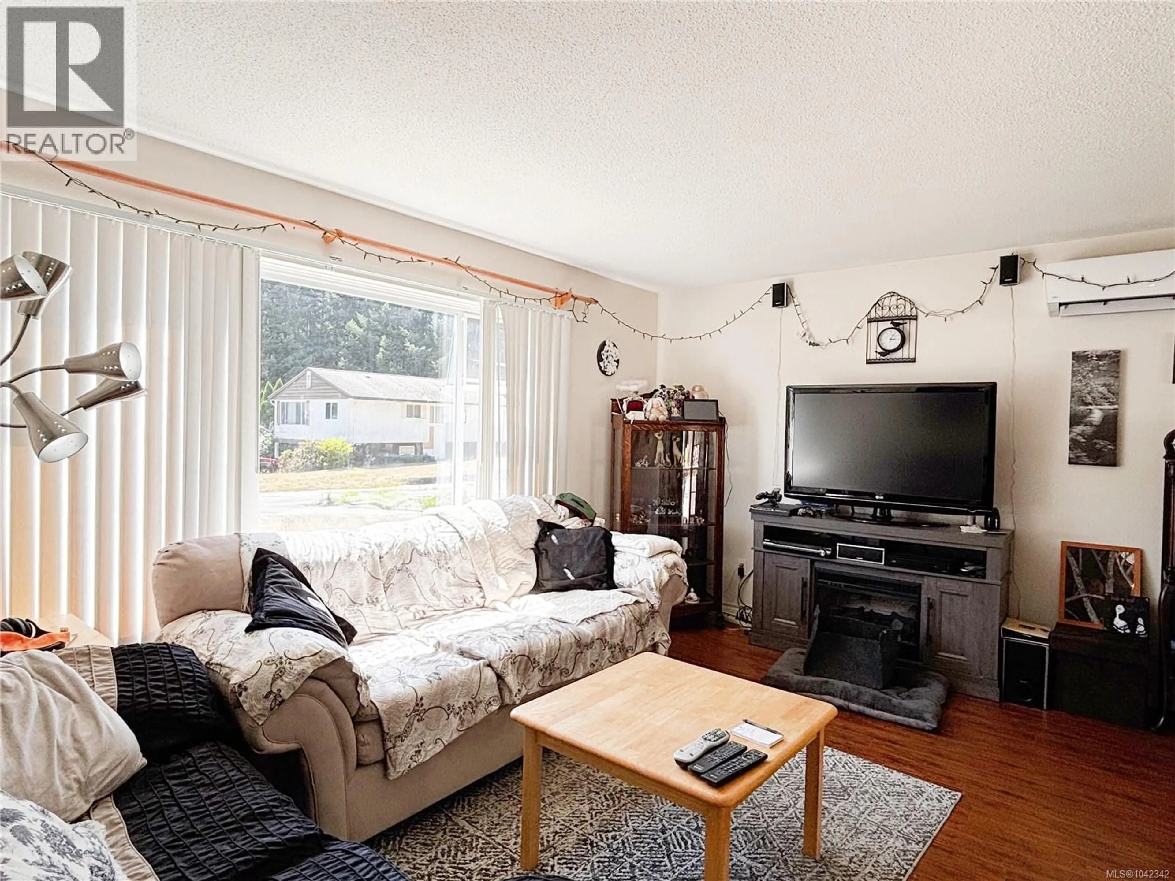 Living room with furniture, wood/laminate floor for 648 NIMPKISH DRIVE, Gold River British Columbia V0P1G0