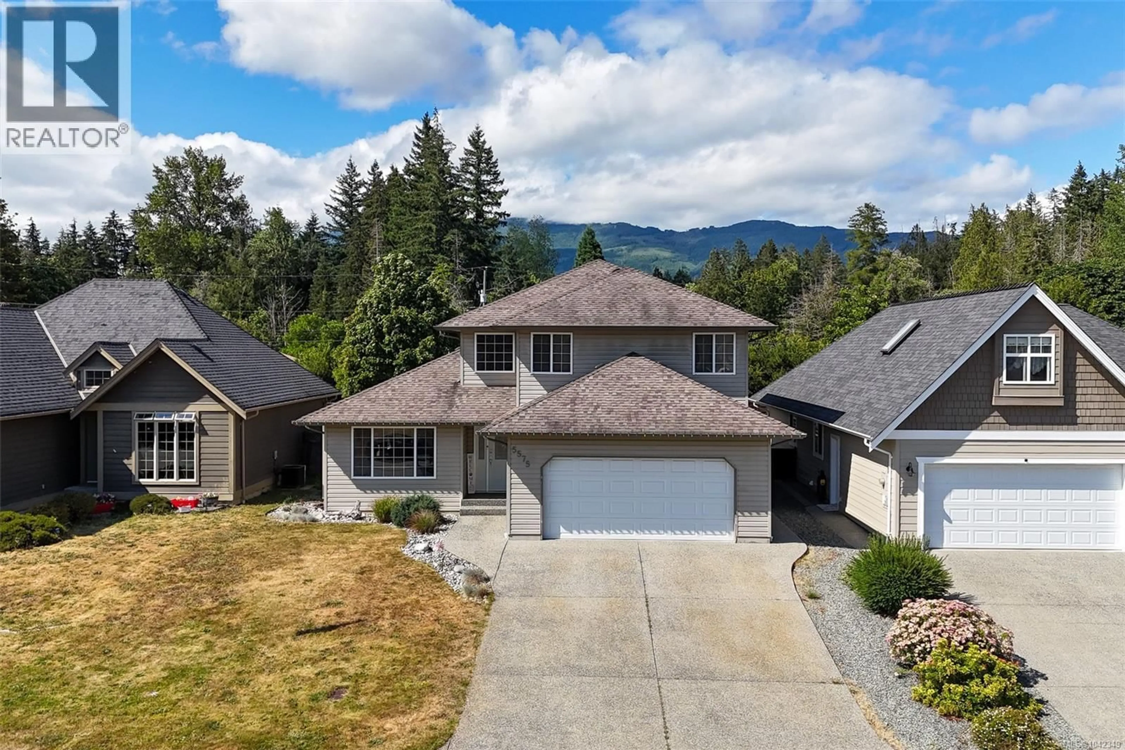 A pic from outside/outdoor area/front of a property/back of a property/a pic from drone, mountain view for 5575 WOODLAND CRESCENT EAST, Port Alberni British Columbia V9Y8E6