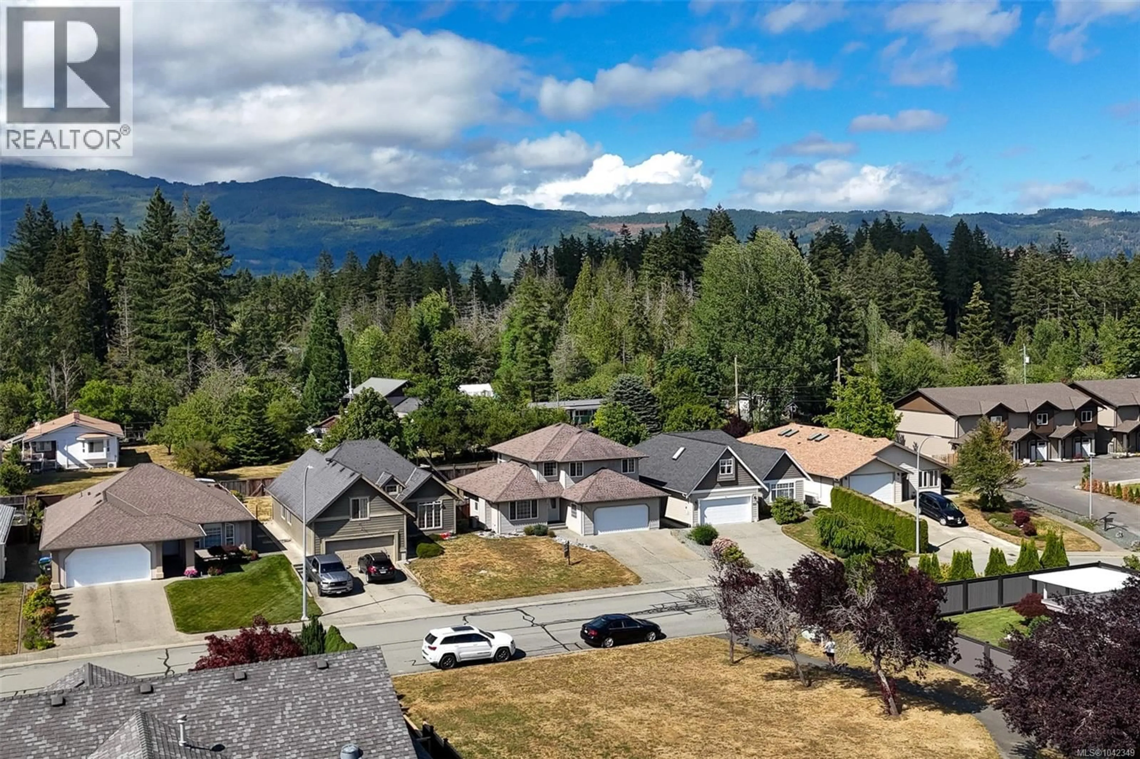 A pic from outside/outdoor area/front of a property/back of a property/a pic from drone, mountain view for 5575 WOODLAND CRESCENT EAST, Port Alberni British Columbia V9Y8E6