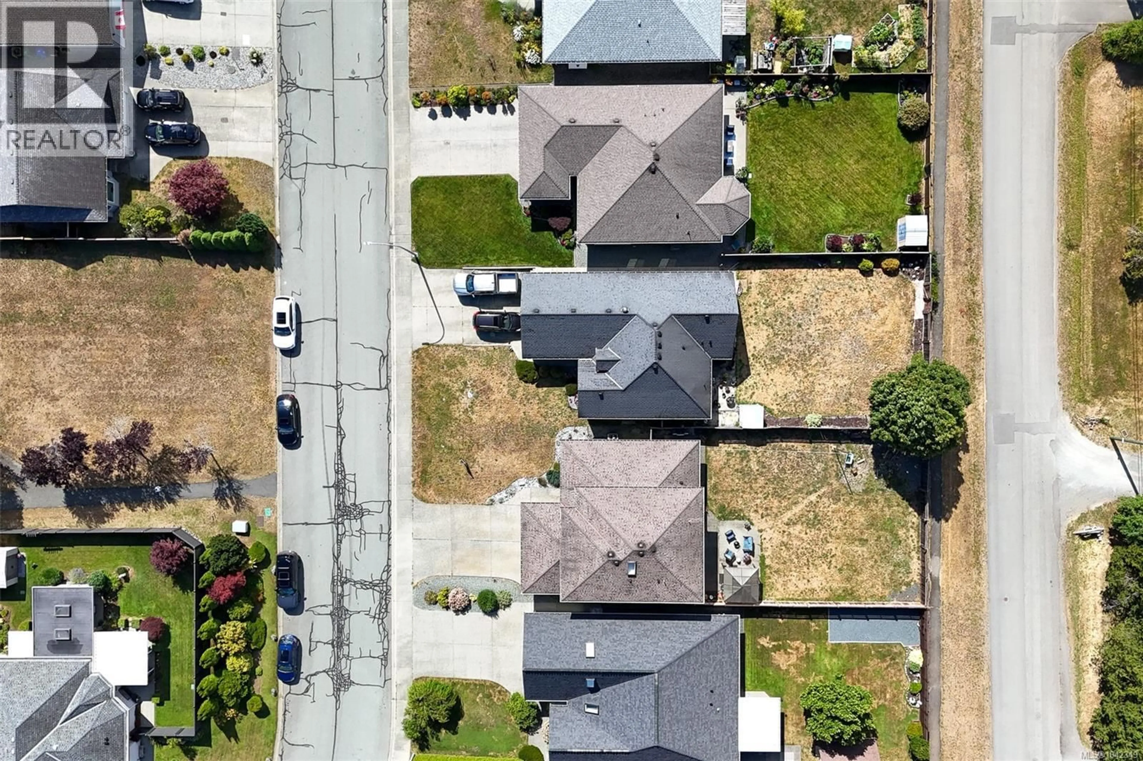 A pic from outside/outdoor area/front of a property/back of a property/a pic from drone, street for 5575 WOODLAND CRESCENT EAST, Port Alberni British Columbia V9Y8E6