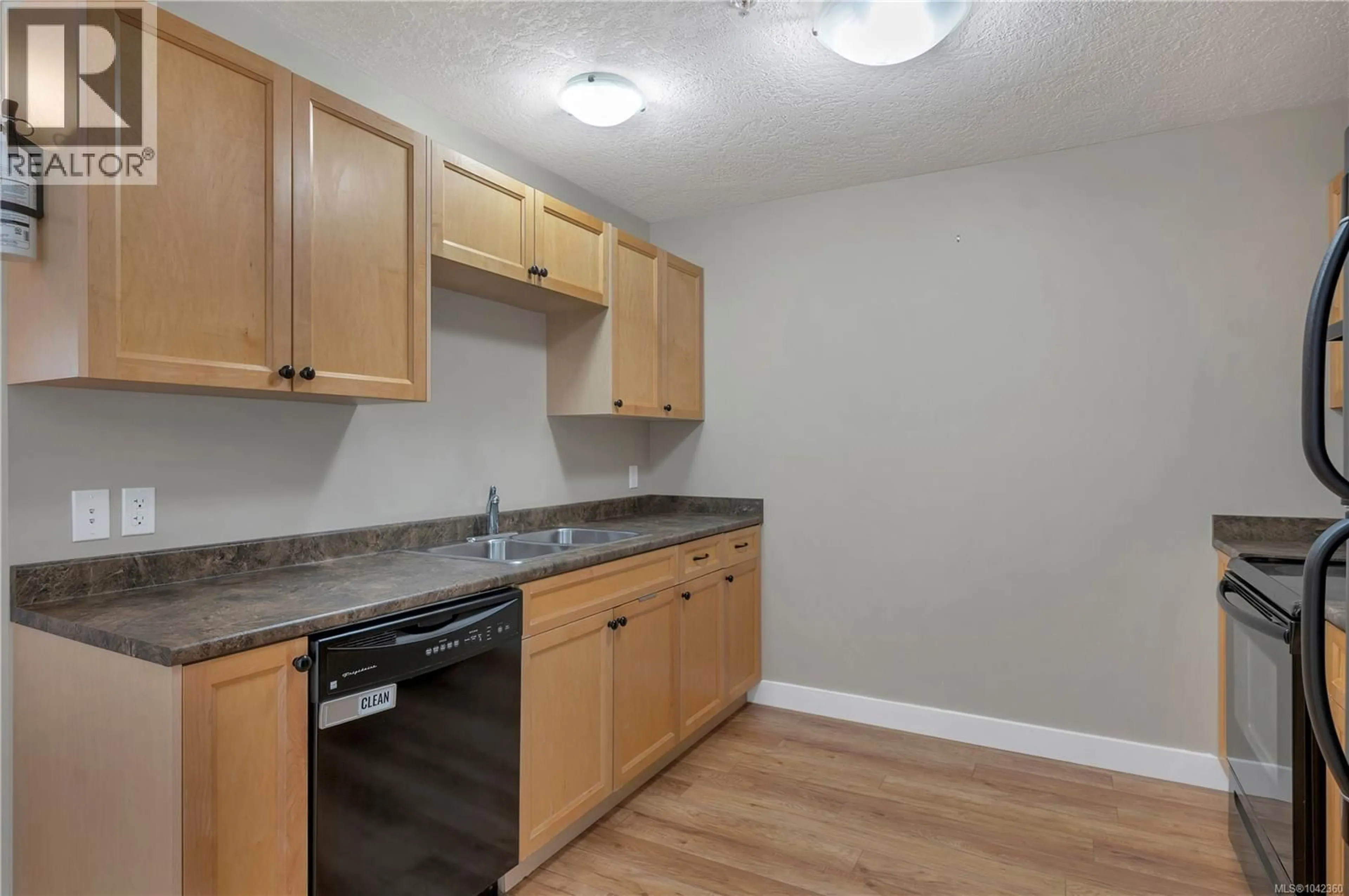 Standard kitchen, wood/laminate floor for 142 - 701 HILCHEY ROAD, Campbell River British Columbia V9W0A2