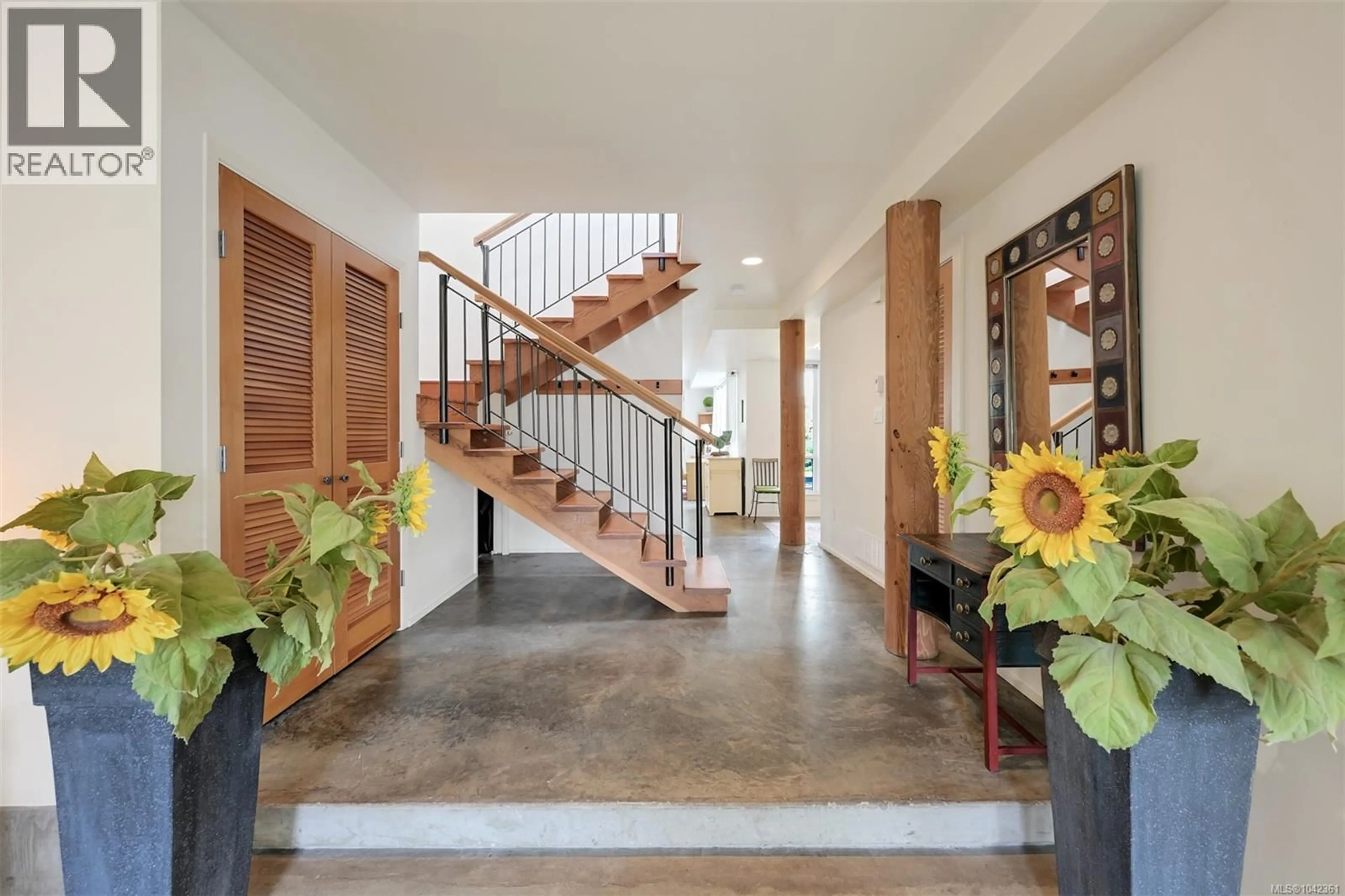 Indoor foyer for 80 SAN JOSE AVENUE, Victoria British Columbia V8V2C2