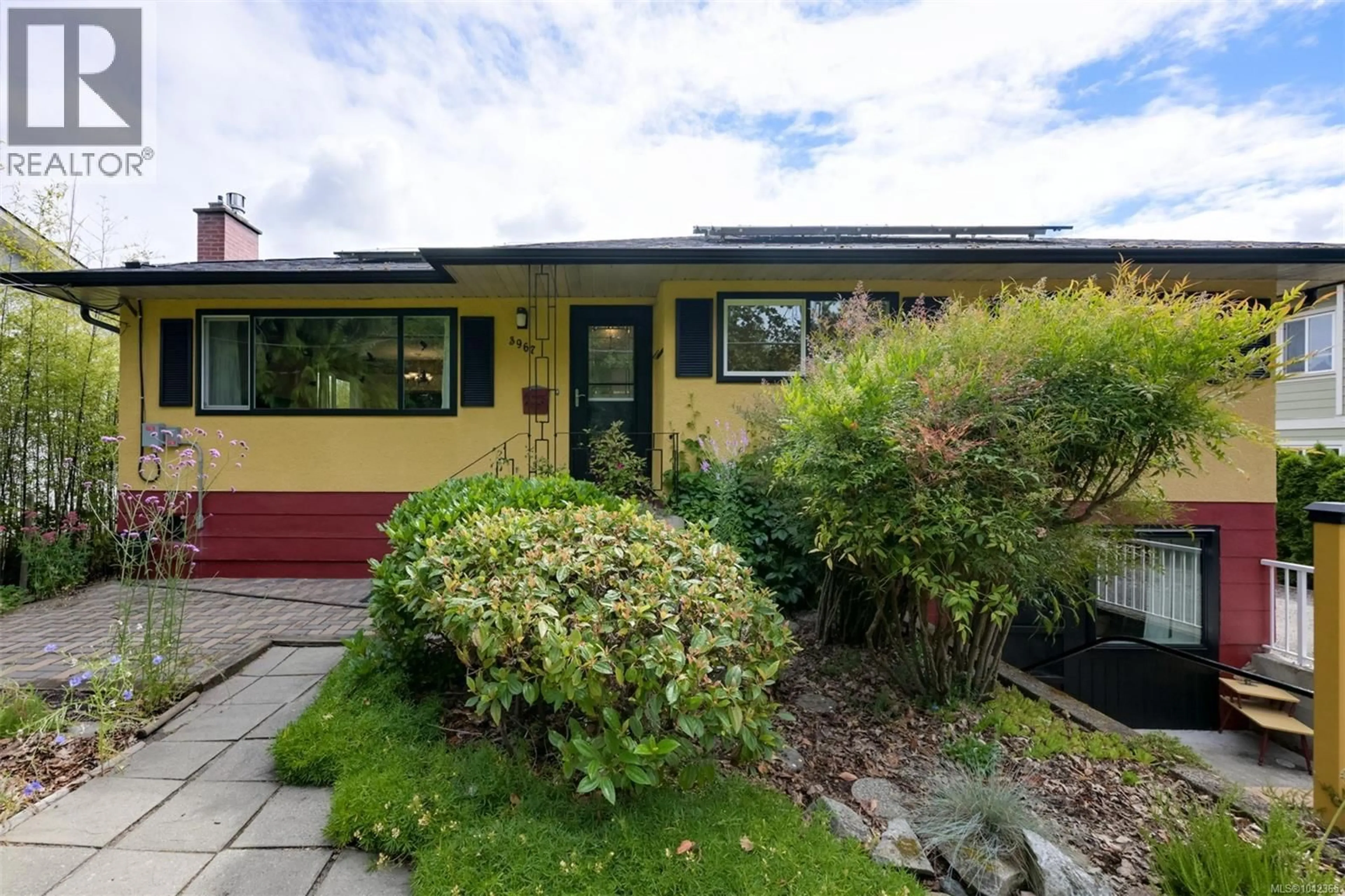 A pic from outside/outdoor area/front of a property/back of a property/a pic from drone, street for 3967 RAINBOW STREET, Saanich British Columbia V8X2A5