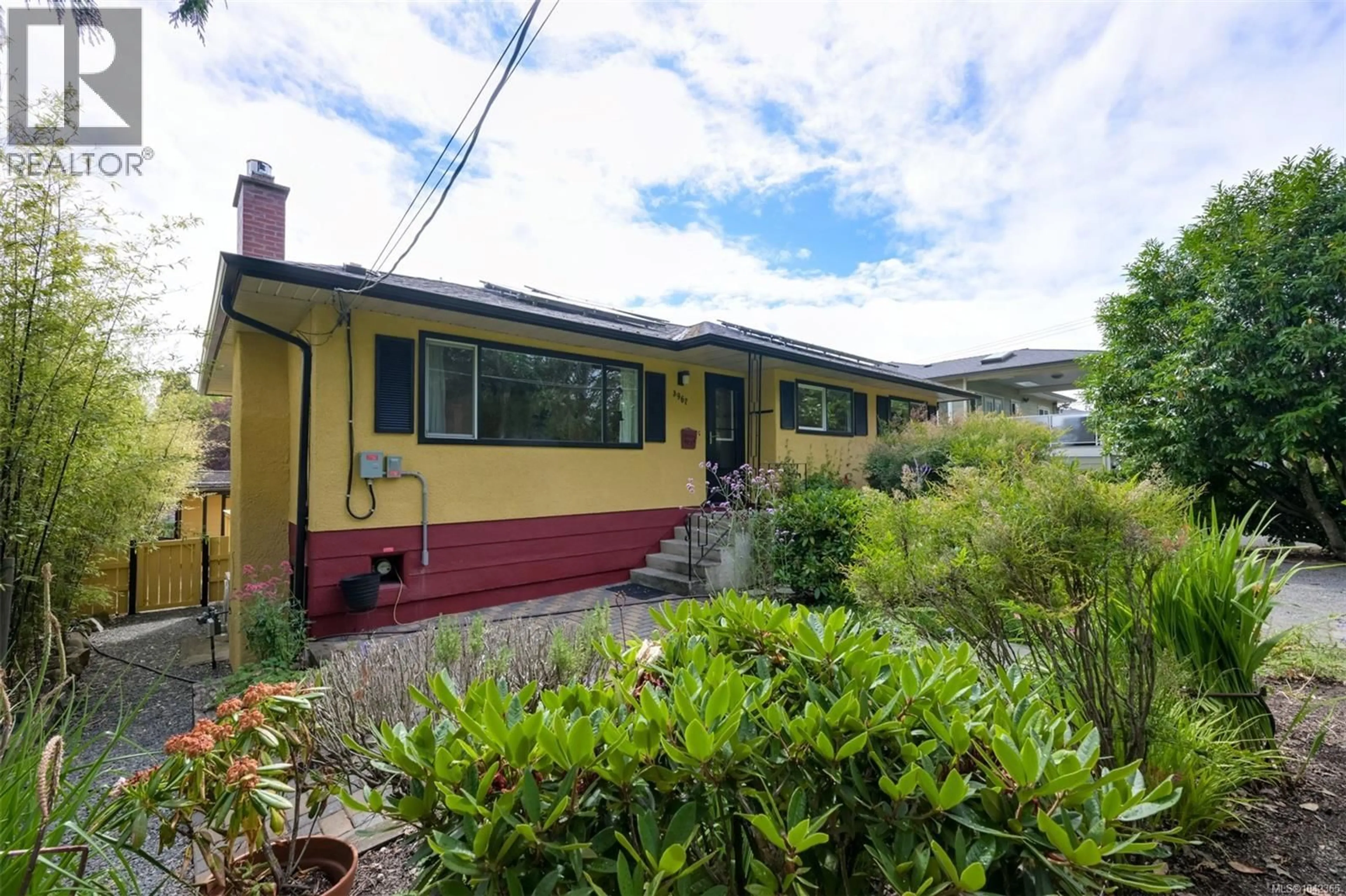 Patio, street for 3967 RAINBOW STREET, Saanich British Columbia V8X2A5