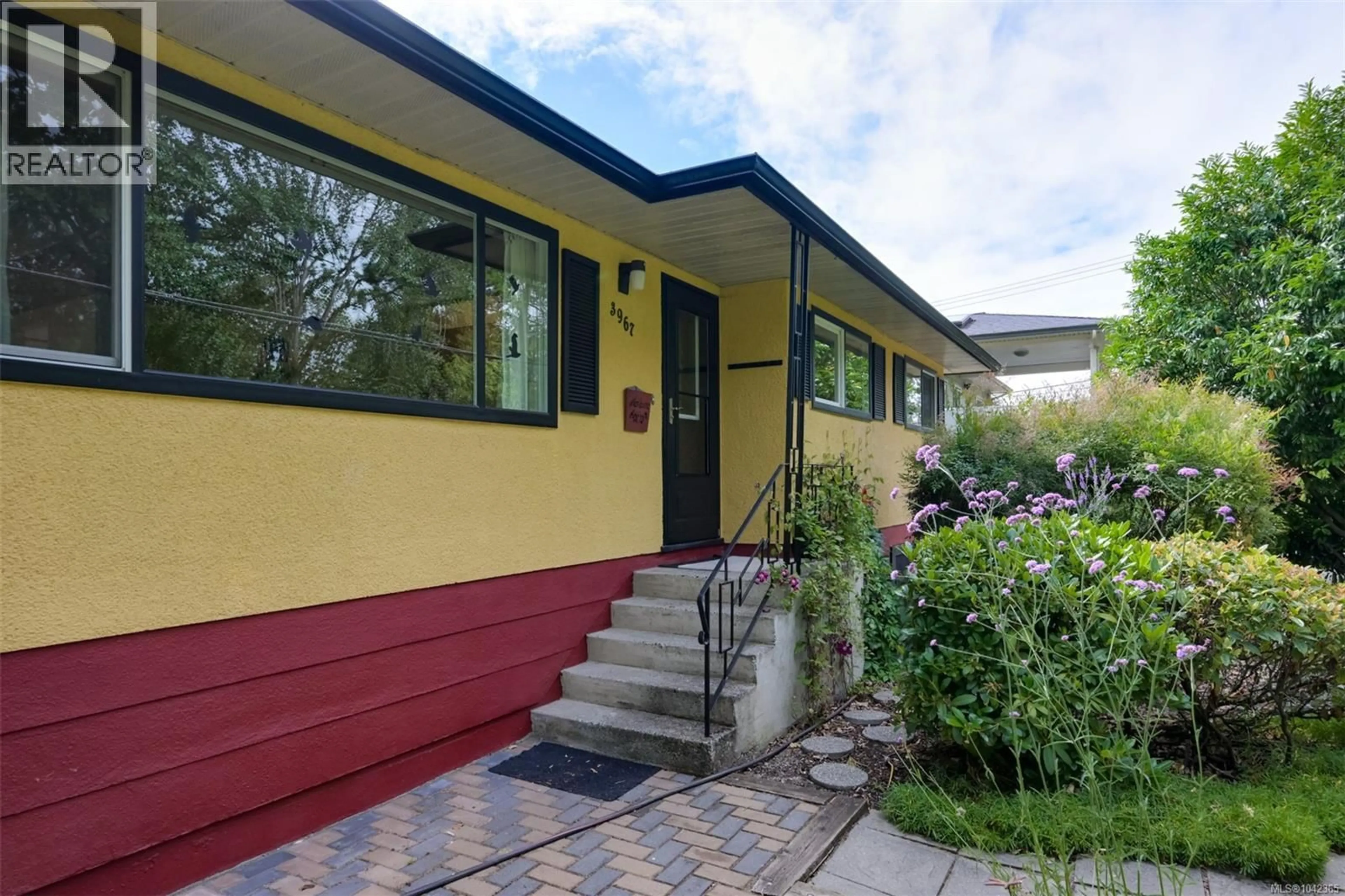 Home with vinyl exterior material, street for 3967 RAINBOW STREET, Saanich British Columbia V8X2A5