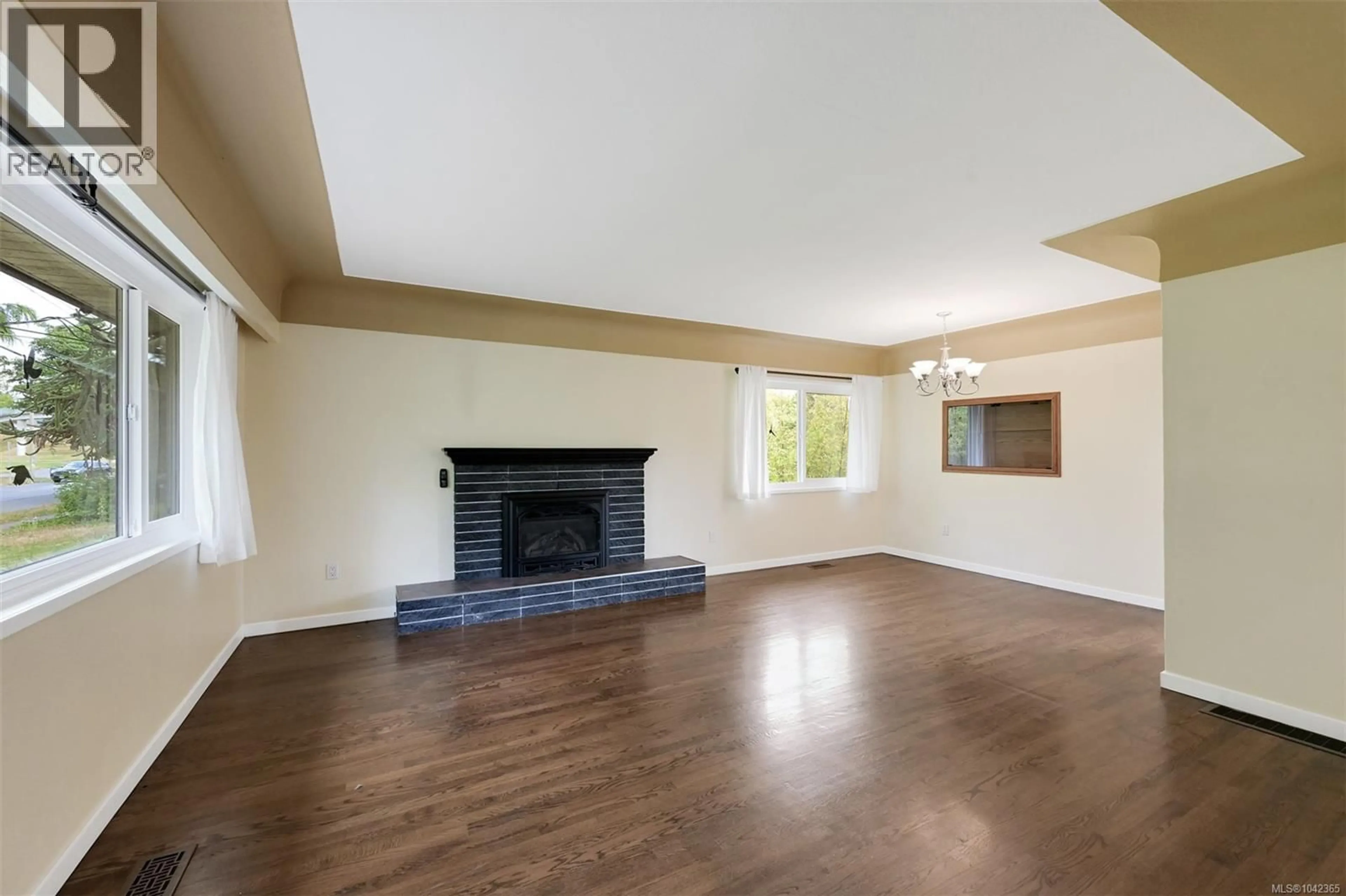 Living room with furniture, unknown for 3967 RAINBOW STREET, Saanich British Columbia V8X2A5