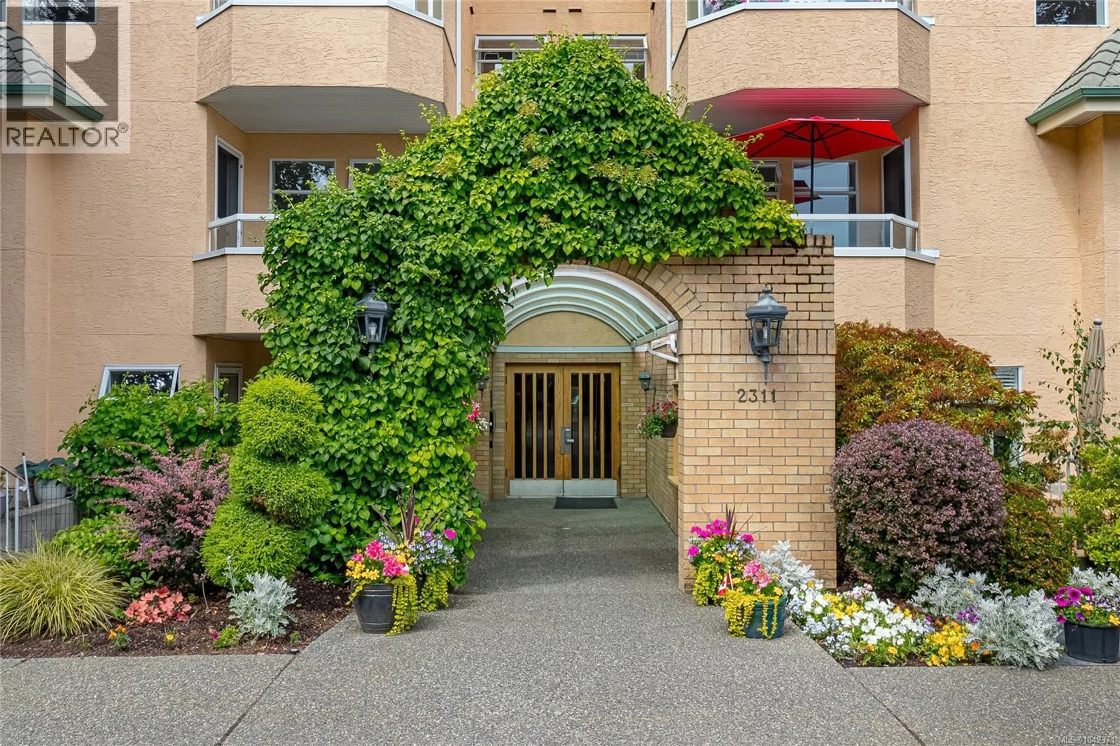 Indoor foyer for 302 - 2311 MILLS ROAD, Sidney British Columbia V8L2C3