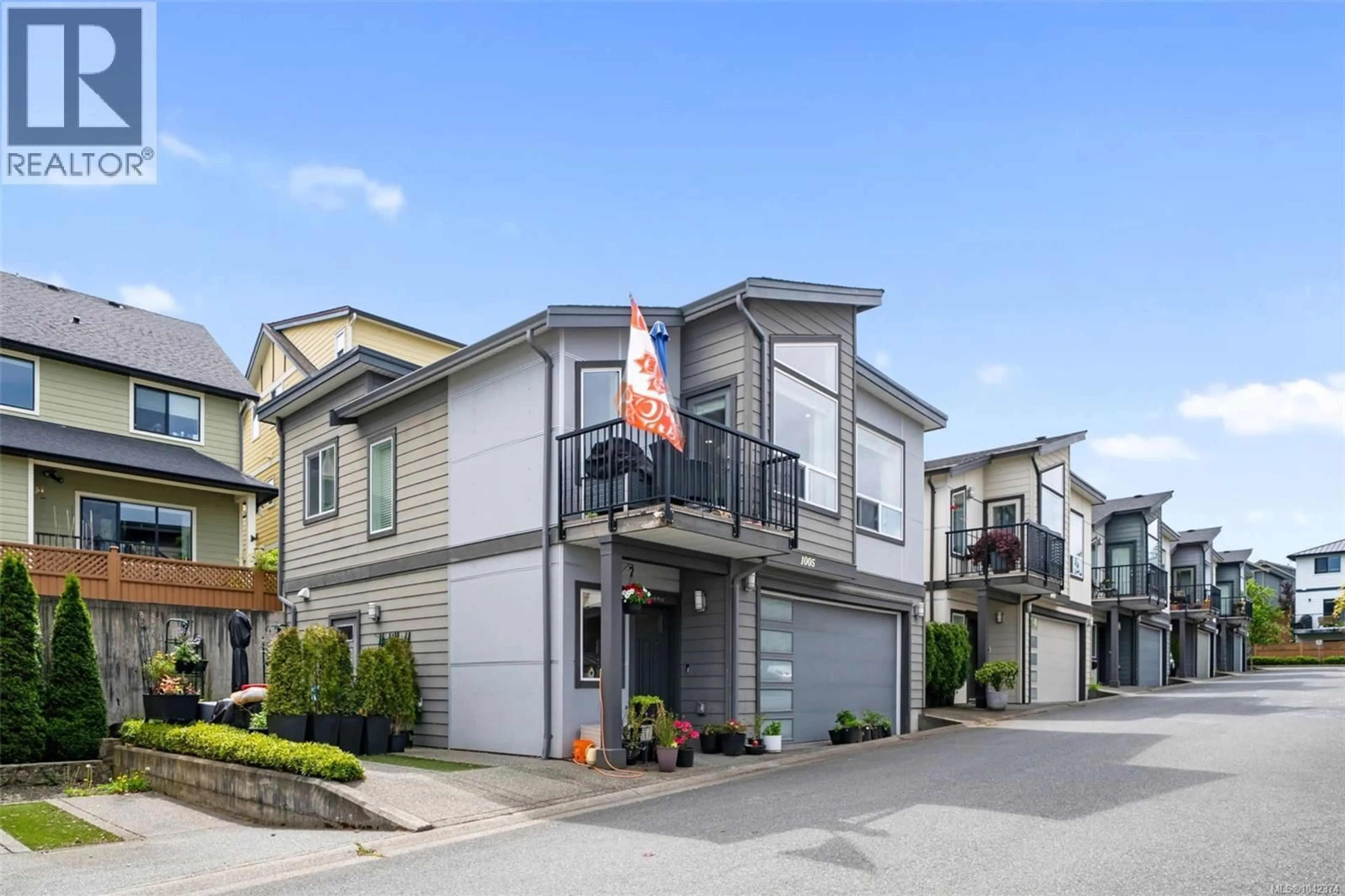 Home with vinyl exterior material, street for 1005 BOEING CLOSE, Langford British Columbia V9B0R2
