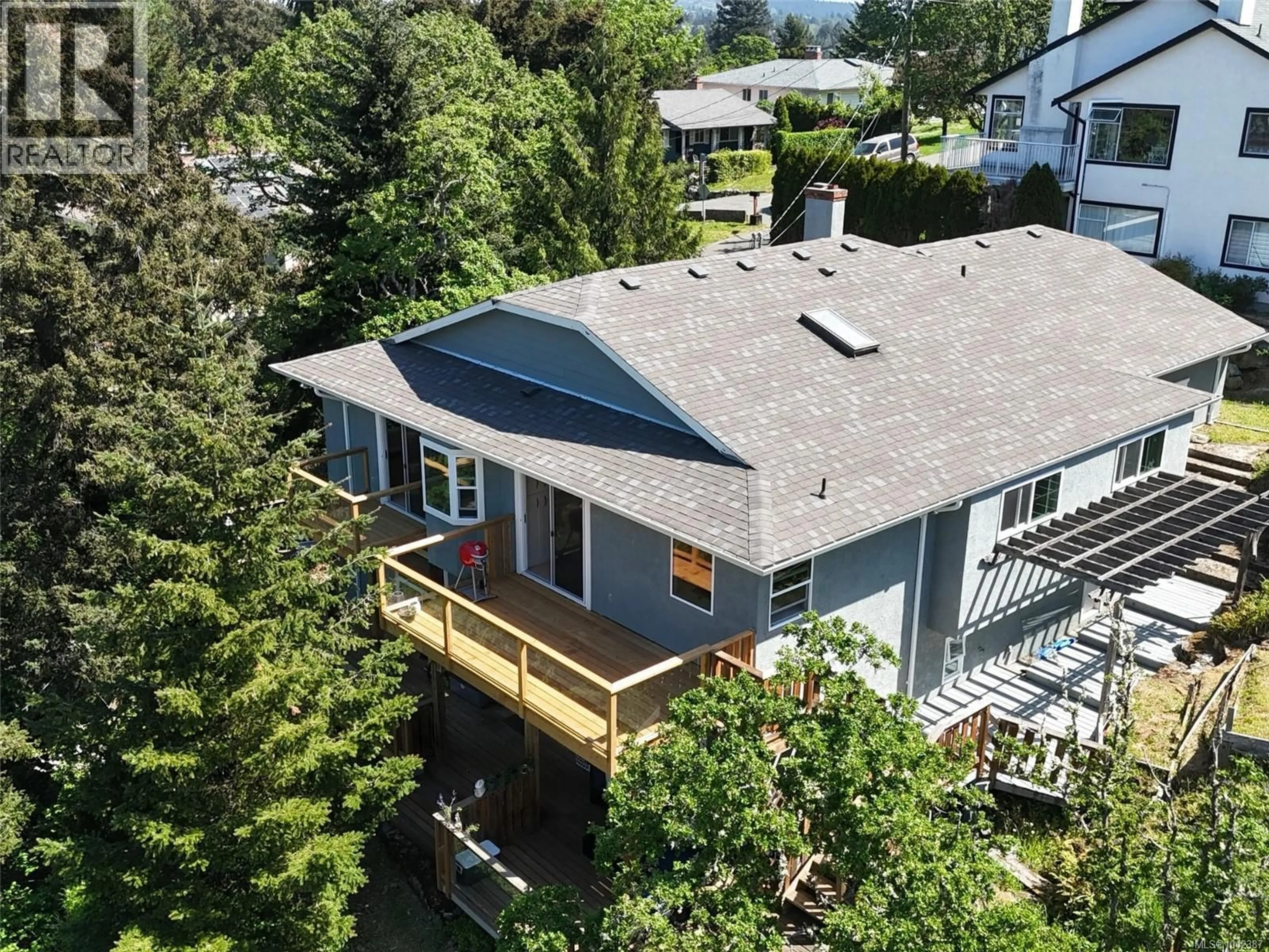 A pic from outside/outdoor area/front of a property/back of a property/a pic from drone, city buildings view from balcony for 1071 HYACINTH AVENUE, Saanich British Columbia V8Z2S7