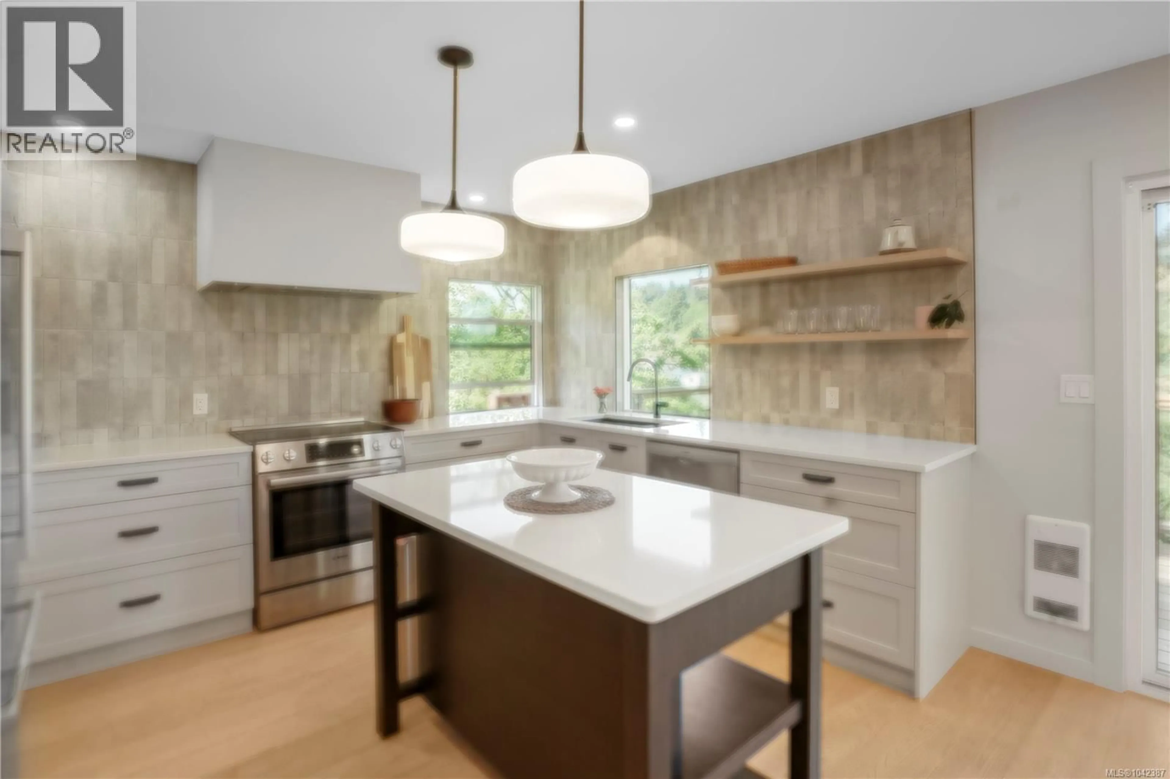 Contemporary kitchen, ceramic/tile floor for 1071 HYACINTH AVENUE, Saanich British Columbia V8Z2S7