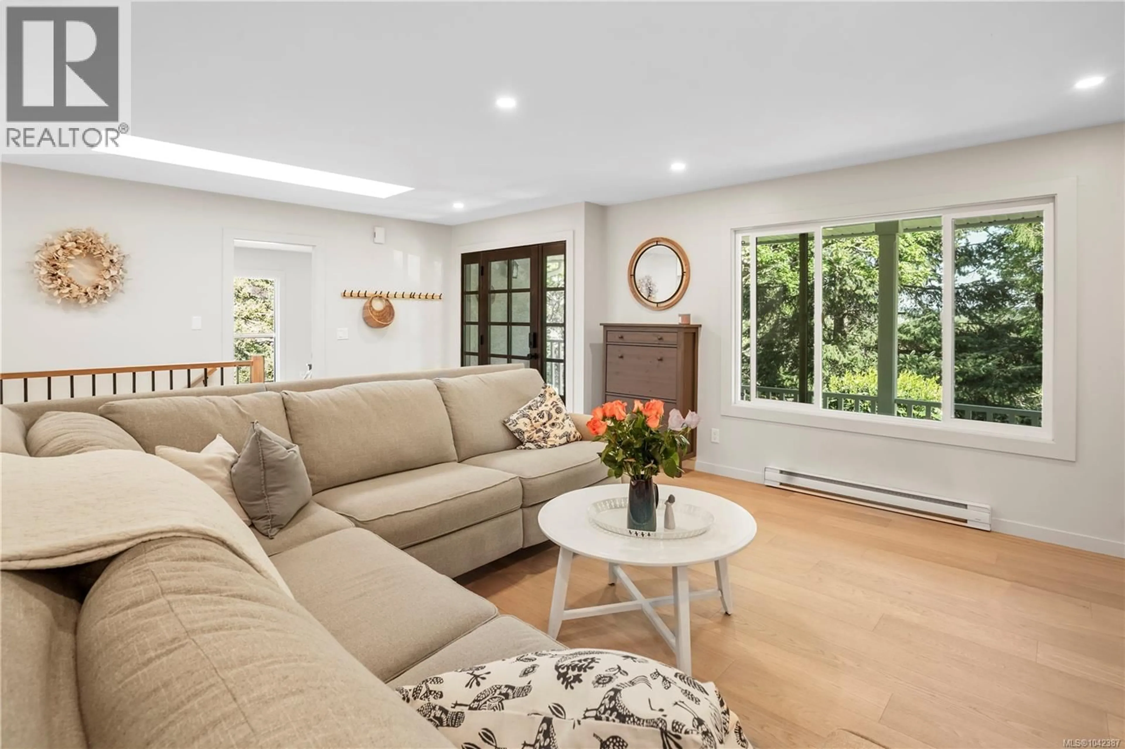 Living room with furniture, unknown for 1071 HYACINTH AVENUE, Saanich British Columbia V8Z2S7