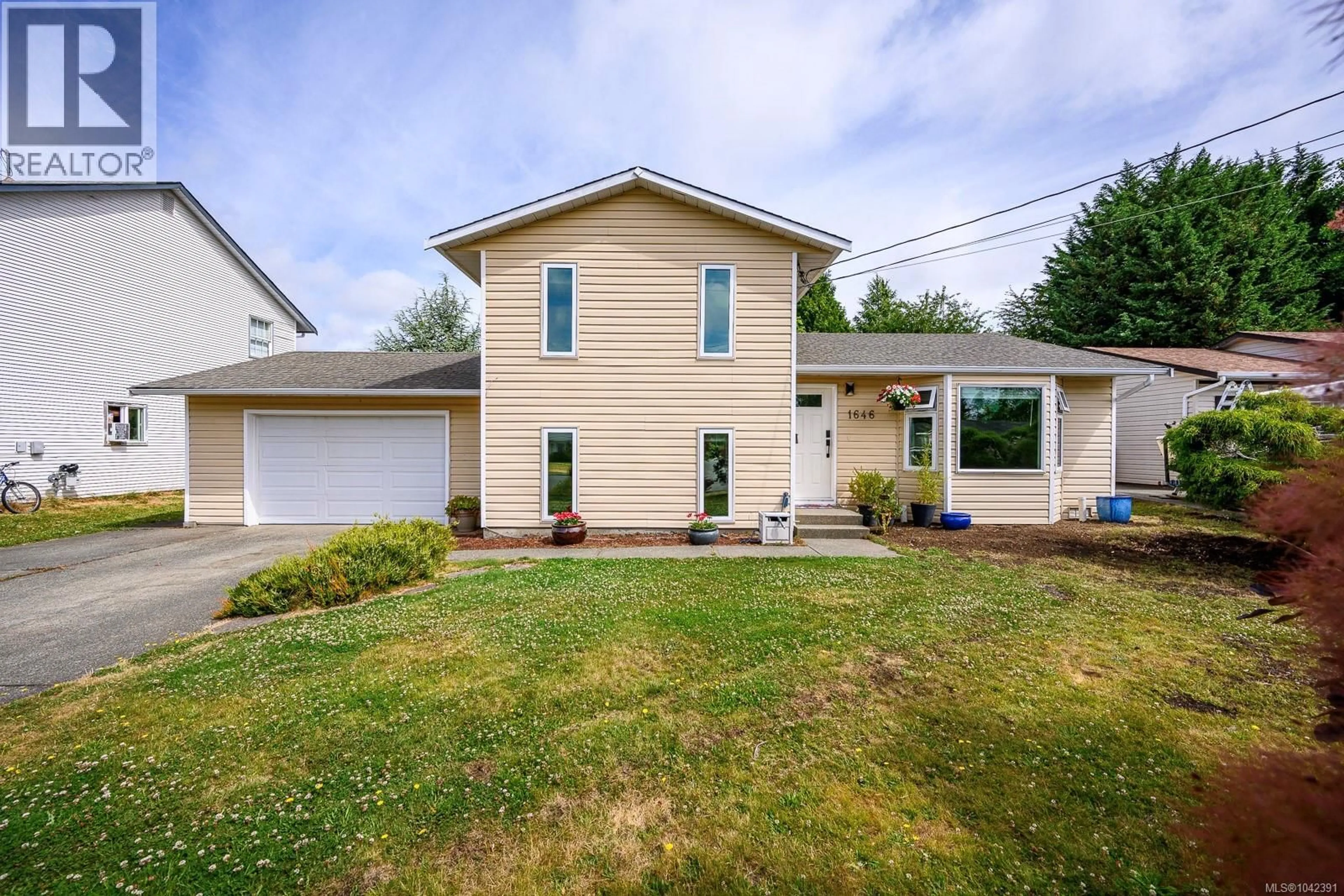 Home with vinyl exterior material, street for 1646 MAQUINNA AVENUE, Comox British Columbia V9M3L7