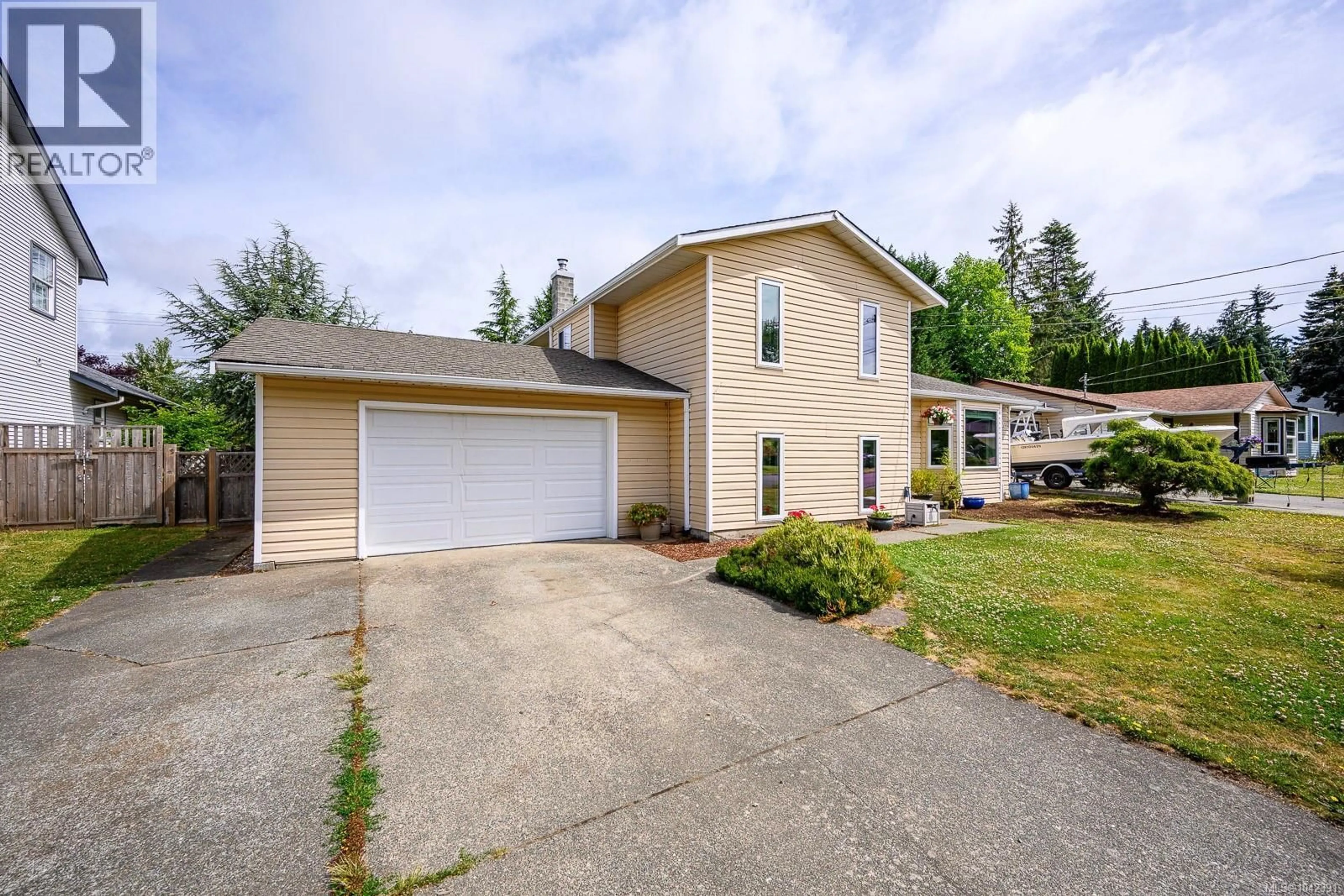 Home with vinyl exterior material, street for 1646 MAQUINNA AVENUE, Comox British Columbia V9M3L7