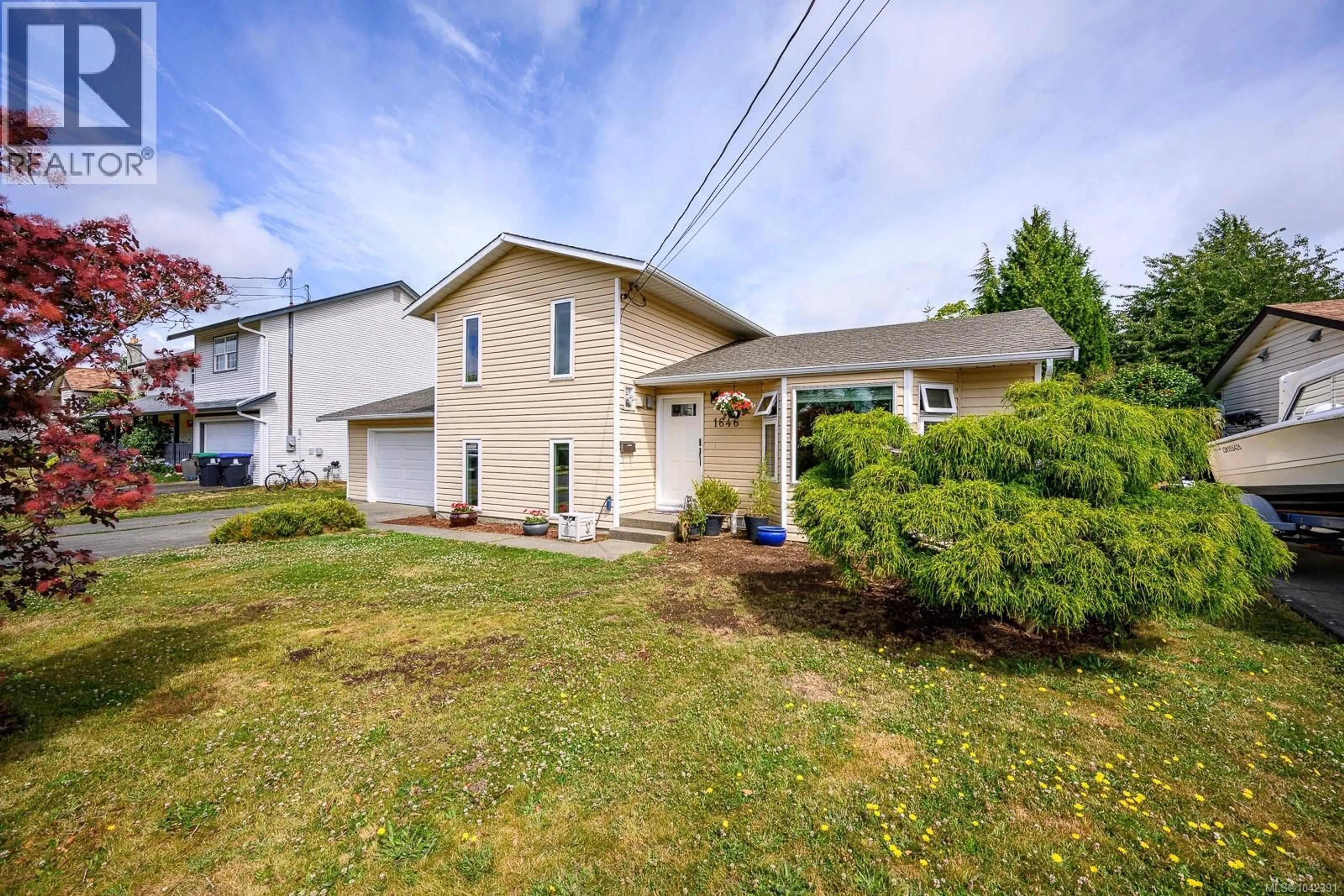 Home with vinyl exterior material, street for 1646 MAQUINNA AVENUE, Comox British Columbia V9M3L7