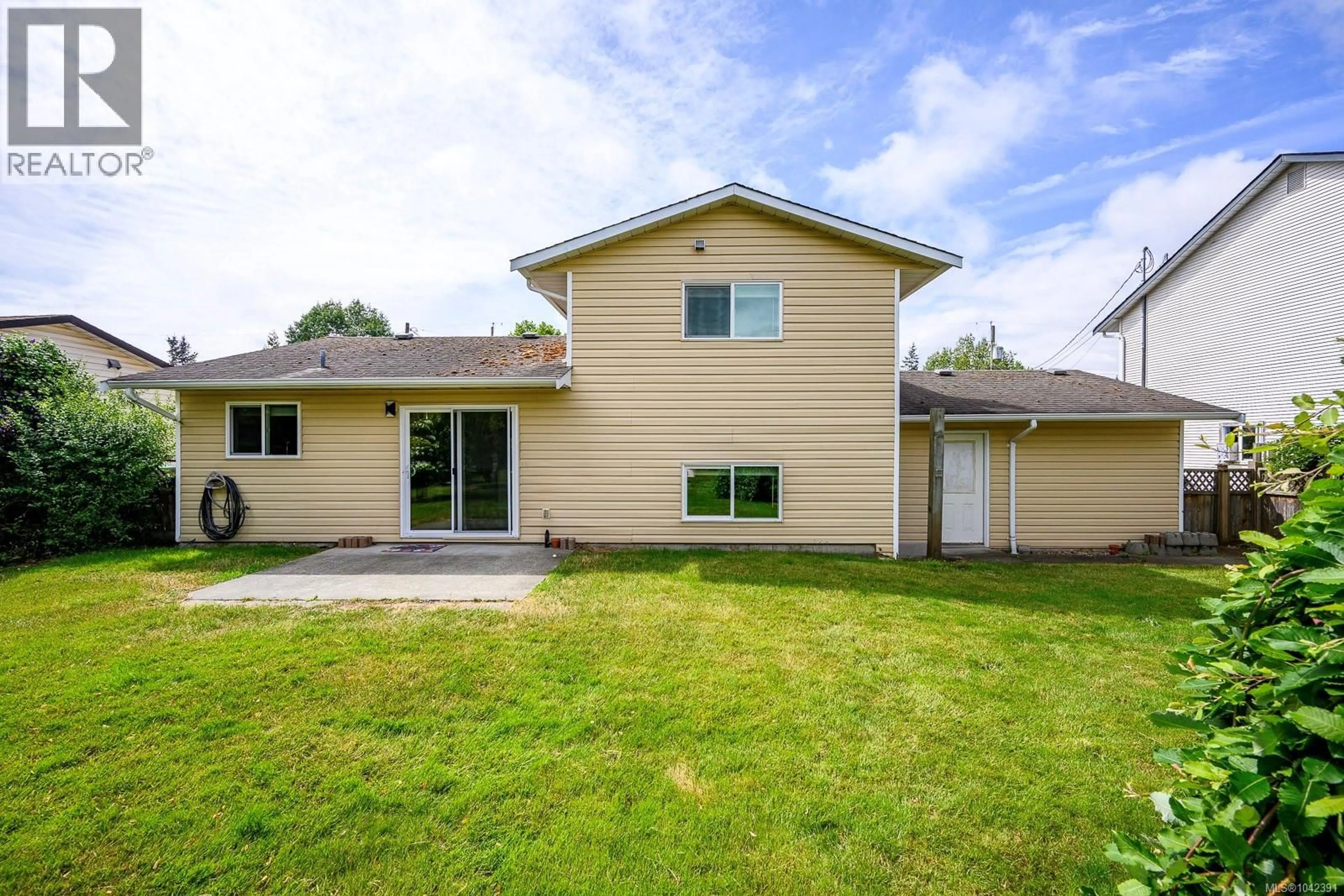 Home with vinyl exterior material, street for 1646 MAQUINNA AVENUE, Comox British Columbia V9M3L7