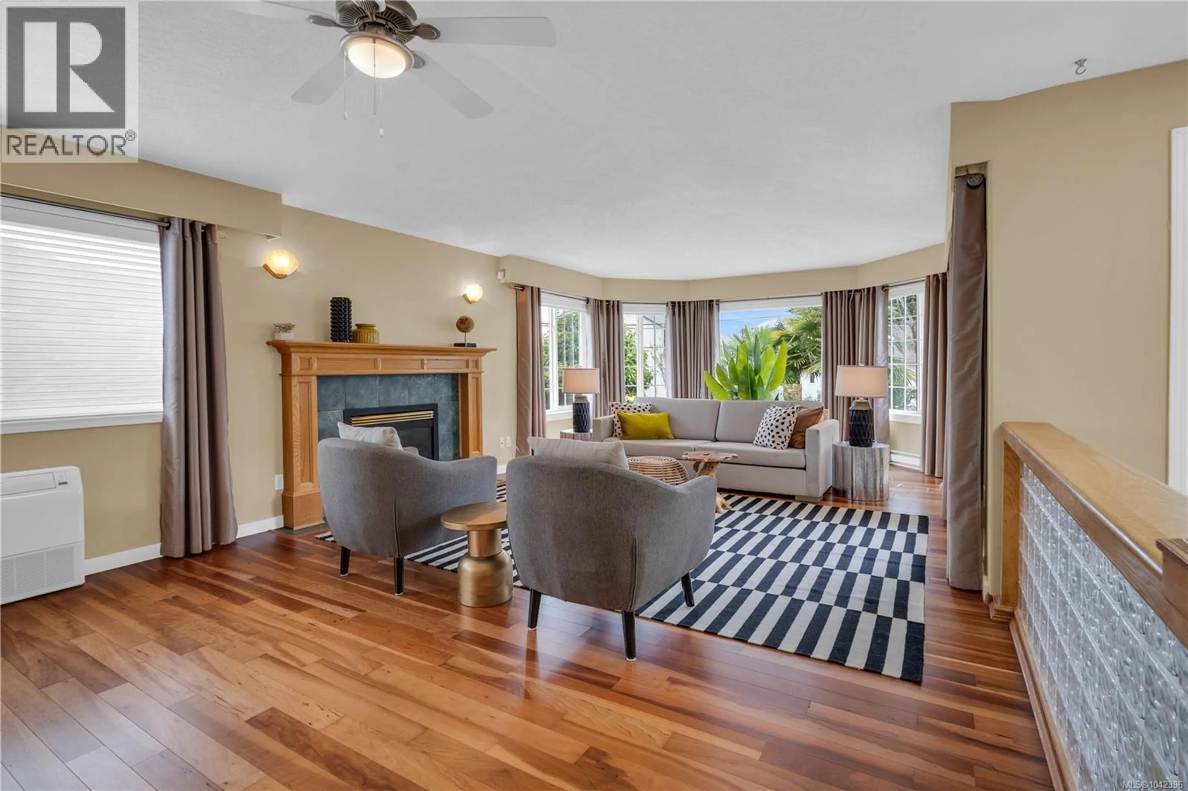 Living room with furniture, unknown for 8008 GLENHURST DRIVE NORTH, Crofton British Columbia V0R1R0