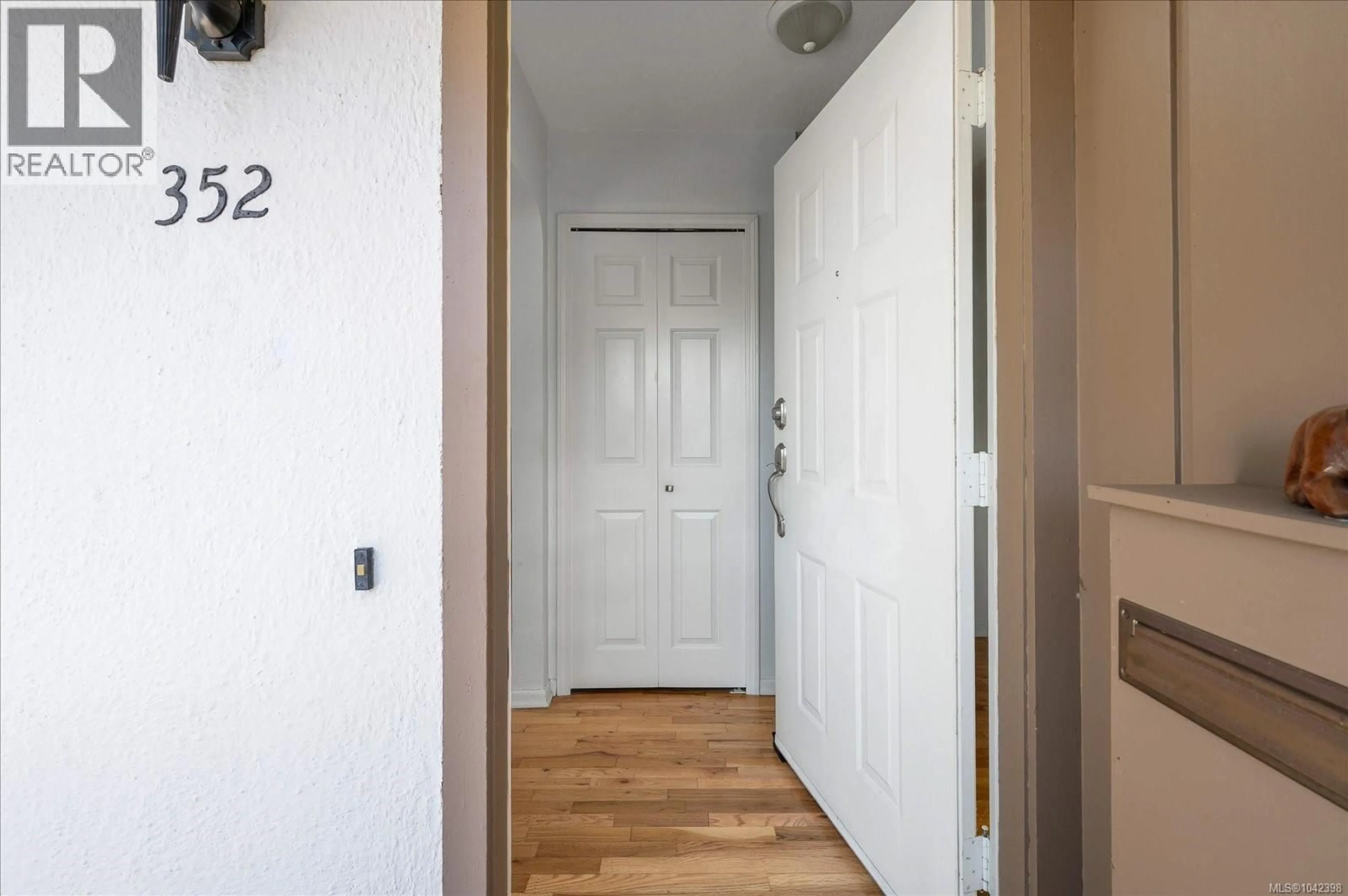 Indoor entryway for 352 HOWARD AVENUE, Nanaimo British Columbia V9R3R9
