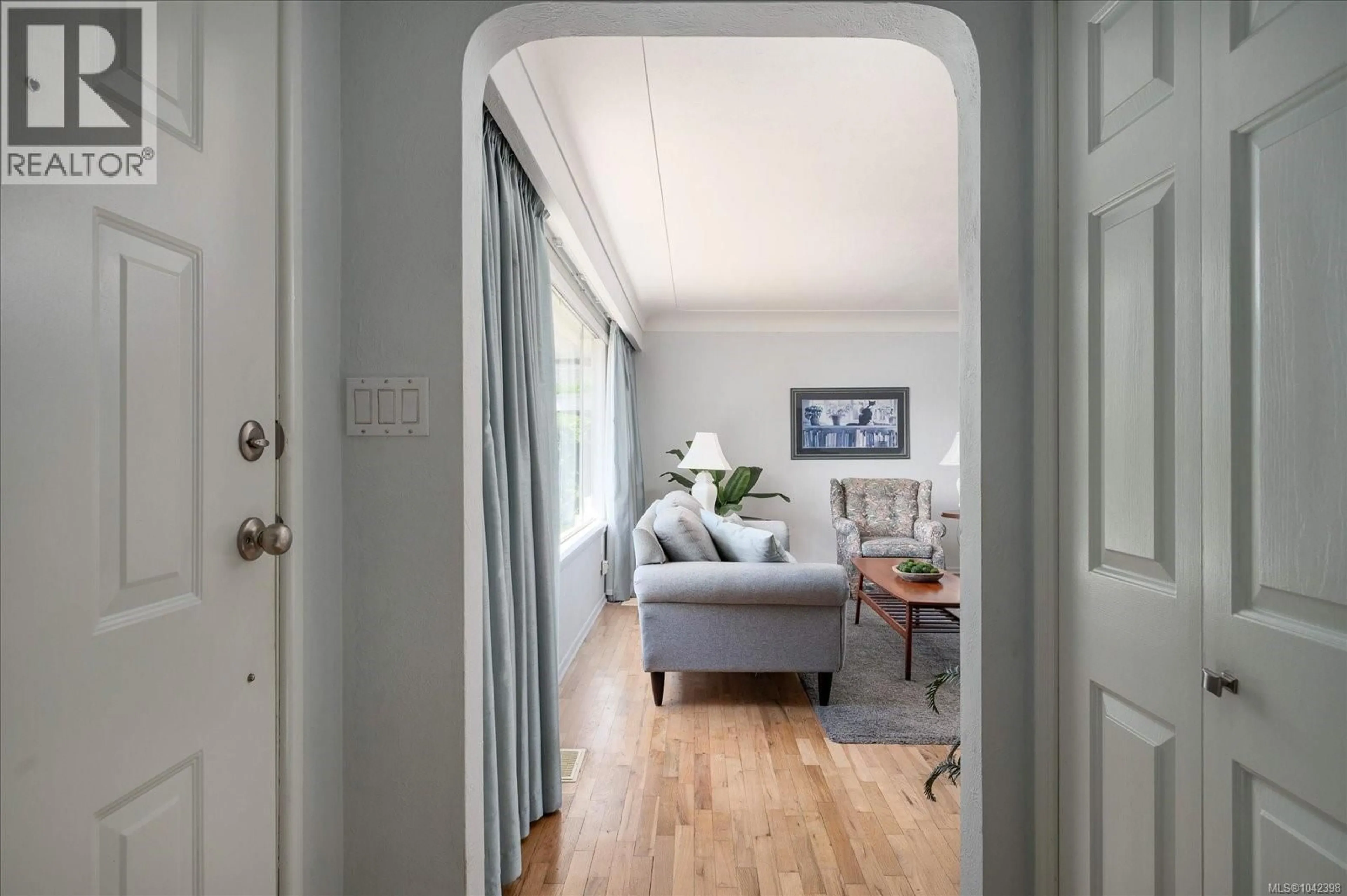 Indoor entryway for 352 HOWARD AVENUE, Nanaimo British Columbia V9R3R9