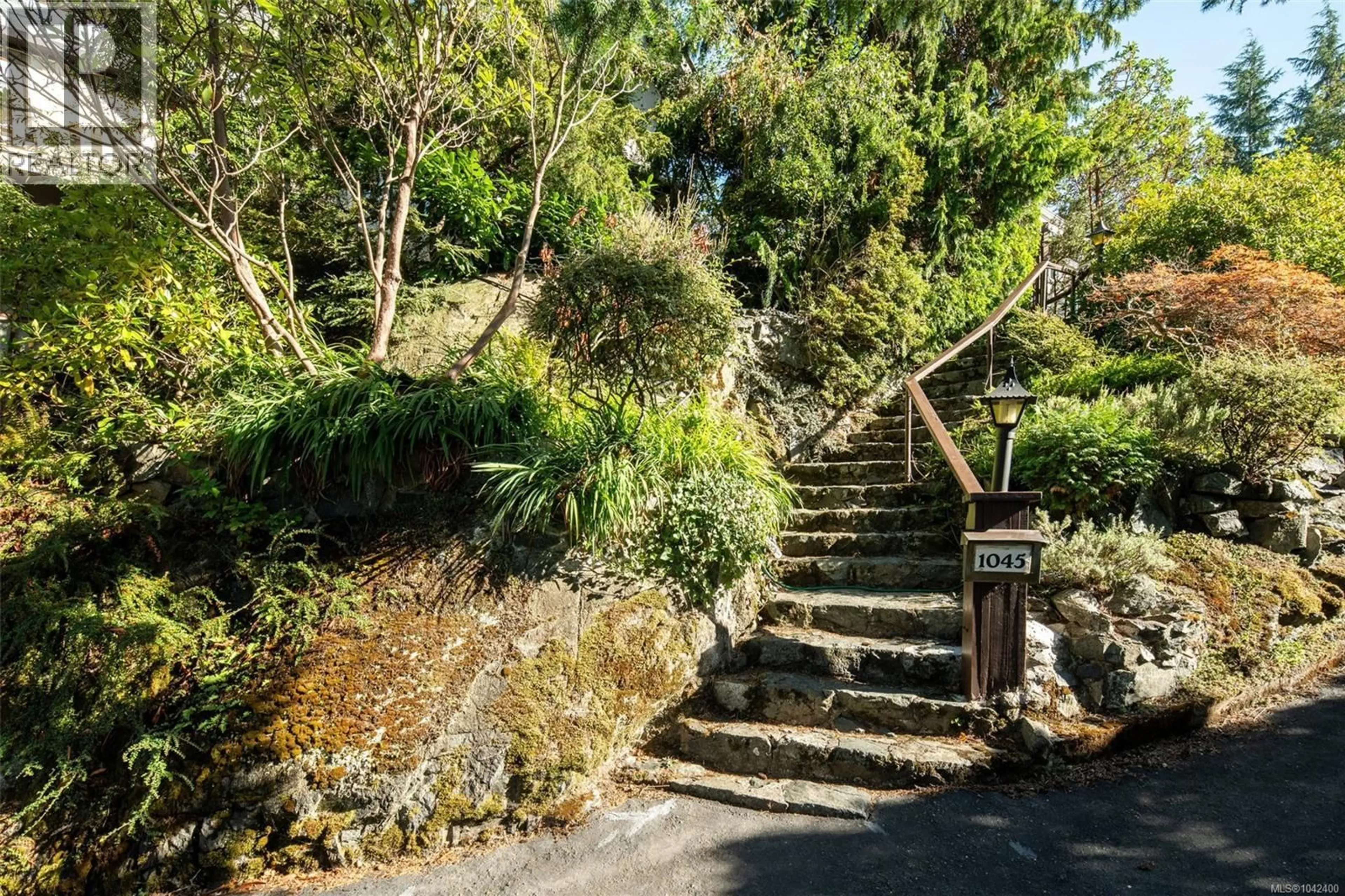 Stairs for 1043/1045 BELMONT AVENUE, Victoria British Columbia V8S3T4