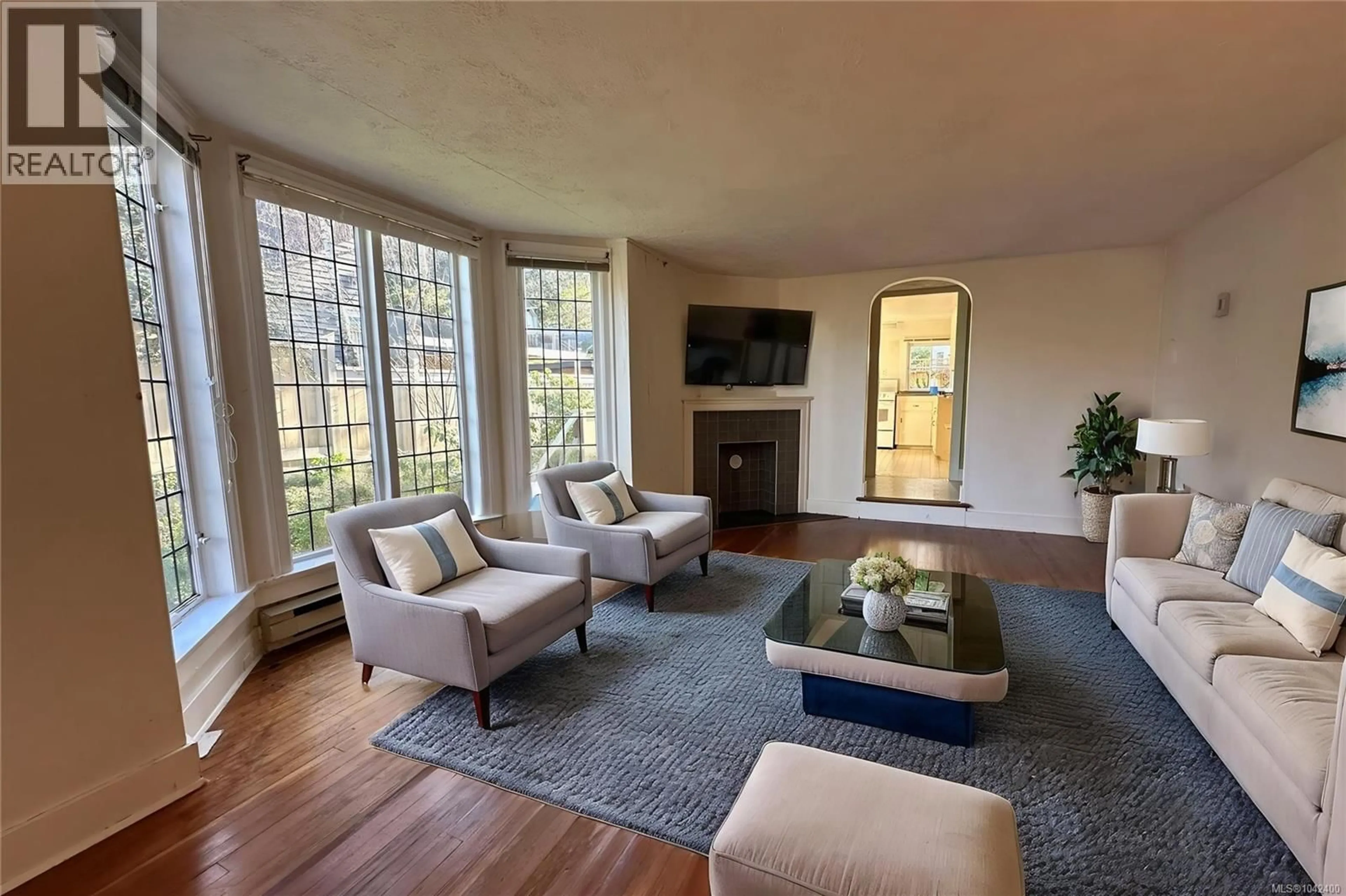 Living room with furniture, unknown for 1043/1045 BELMONT AVENUE, Victoria British Columbia V8S3T4