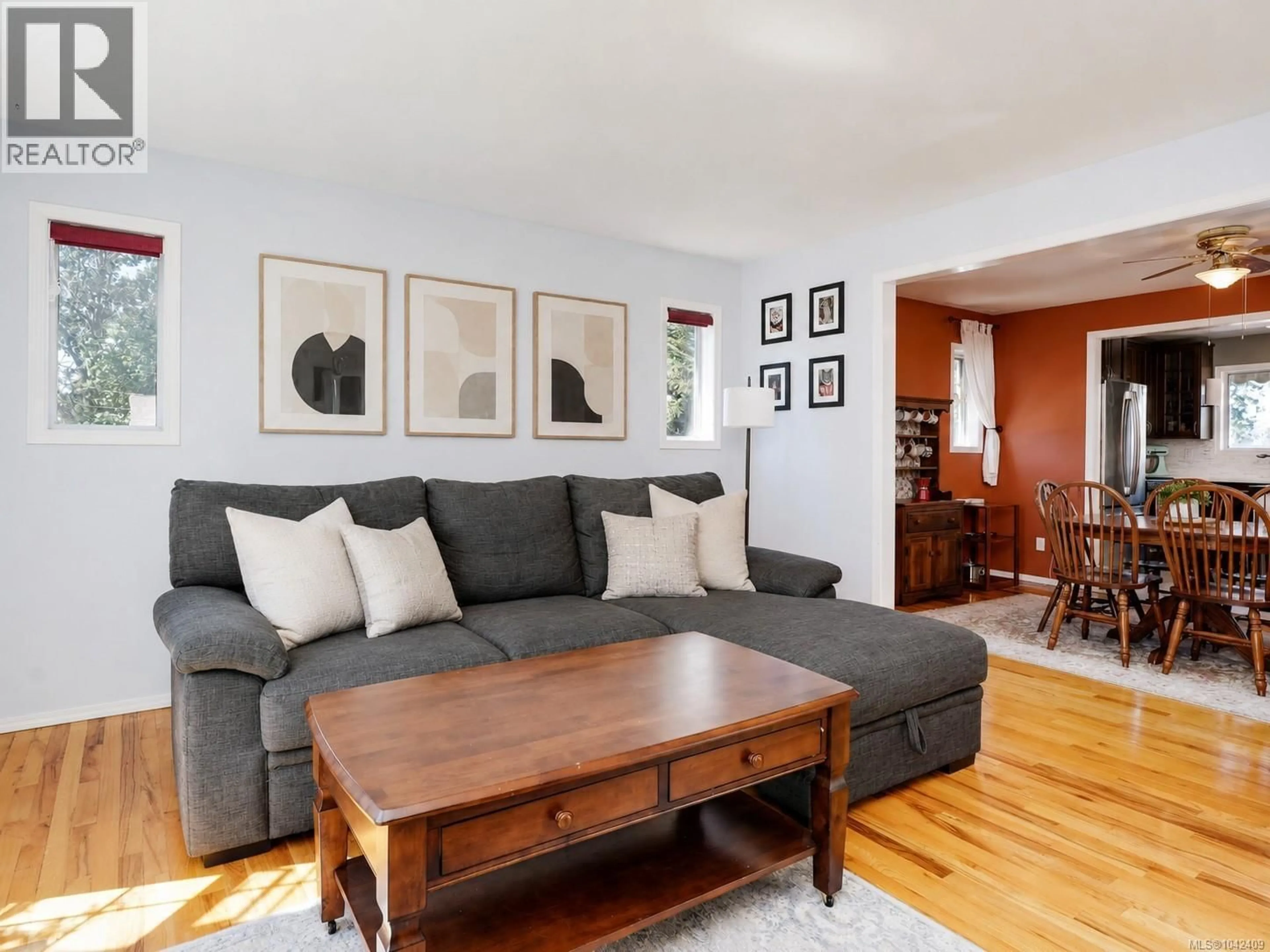 Living room with furniture, unknown for 860 FALAISE CRESCENT, Saanich British Columbia V8Y1A1