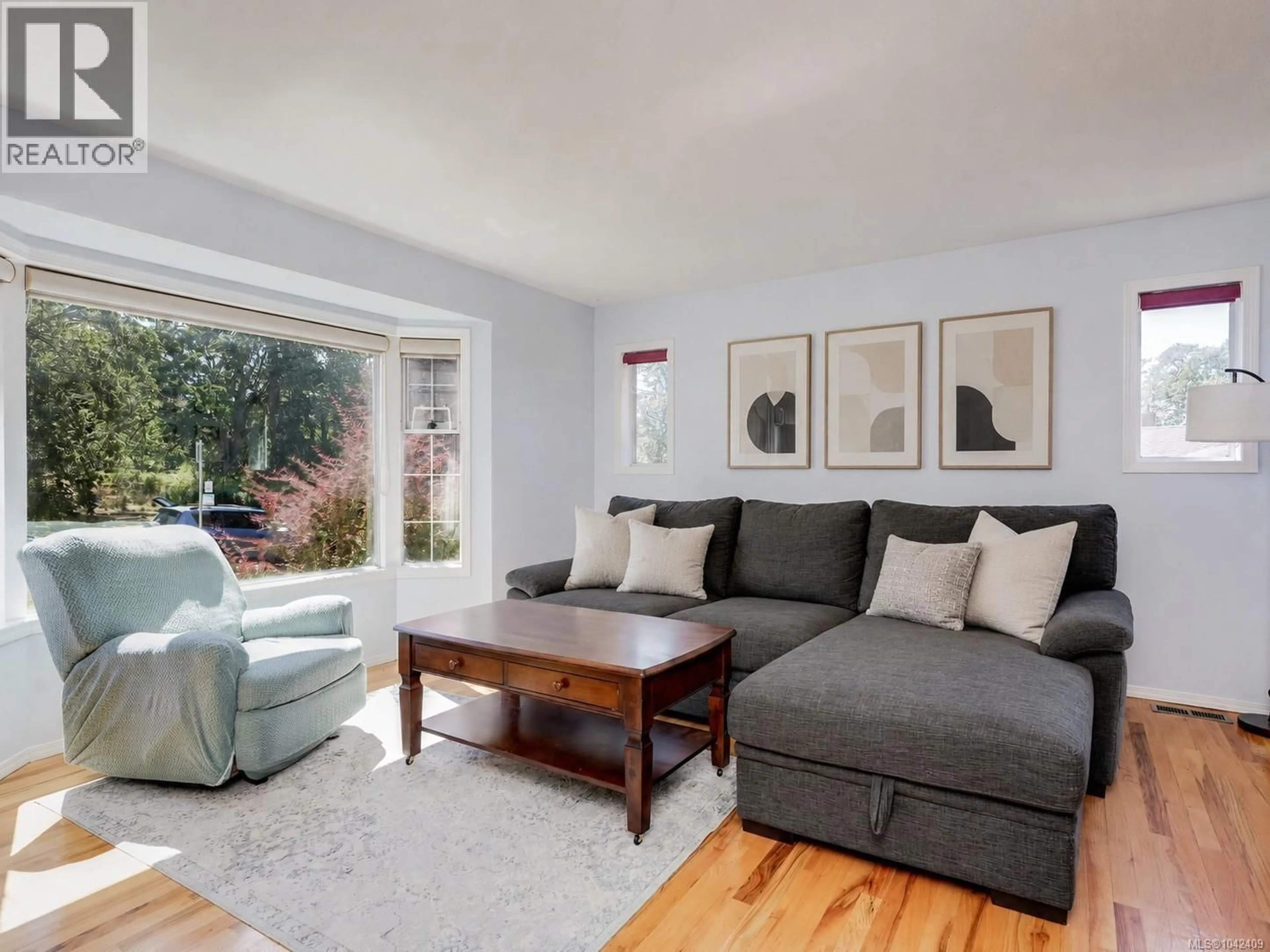 Living room with furniture, wood/laminate floor for 860 FALAISE CRESCENT, Saanich British Columbia V8Y1A1
