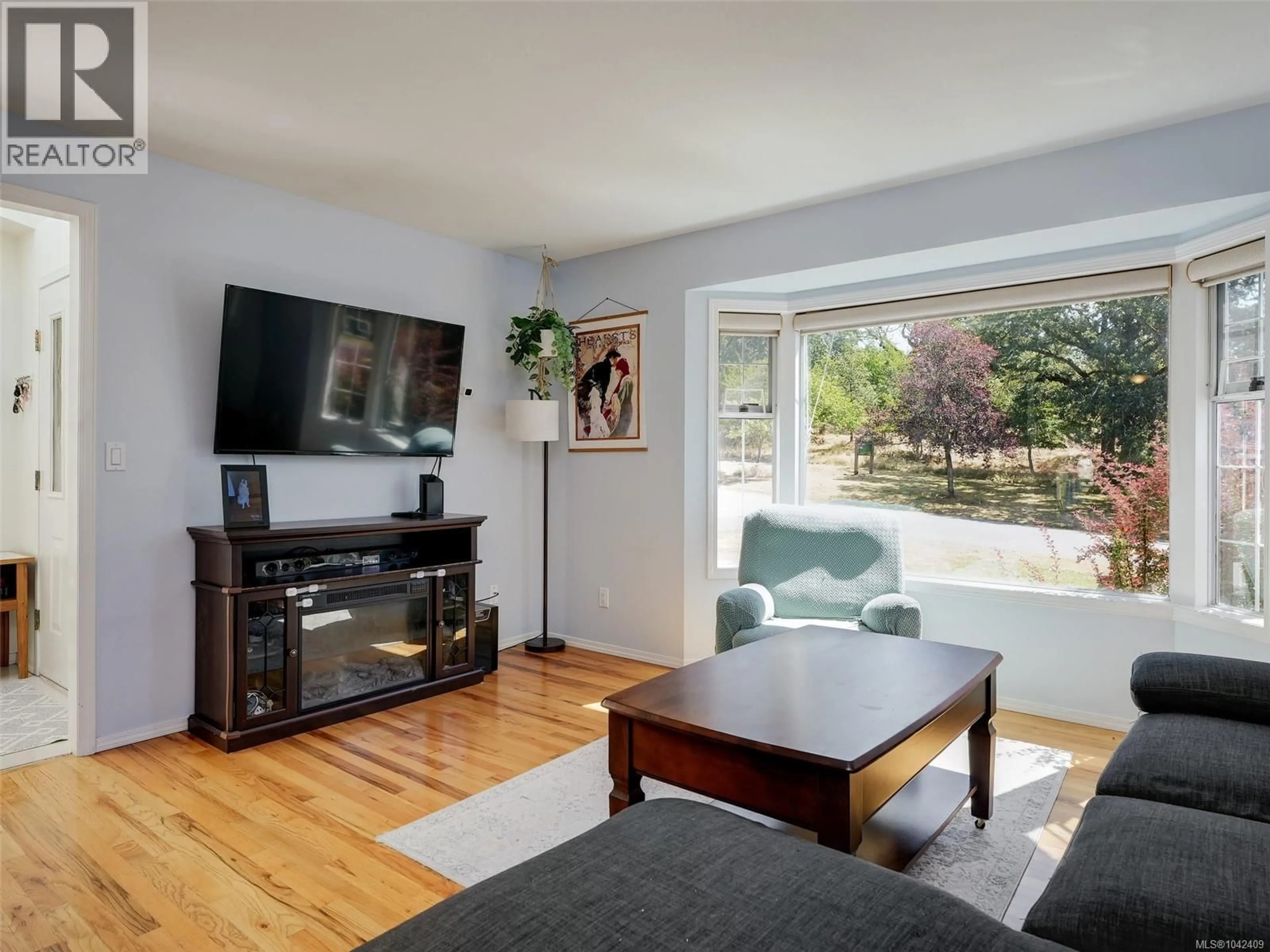 Living room with furniture, wood/laminate floor for 860 FALAISE CRESCENT, Saanich British Columbia V8Y1A1