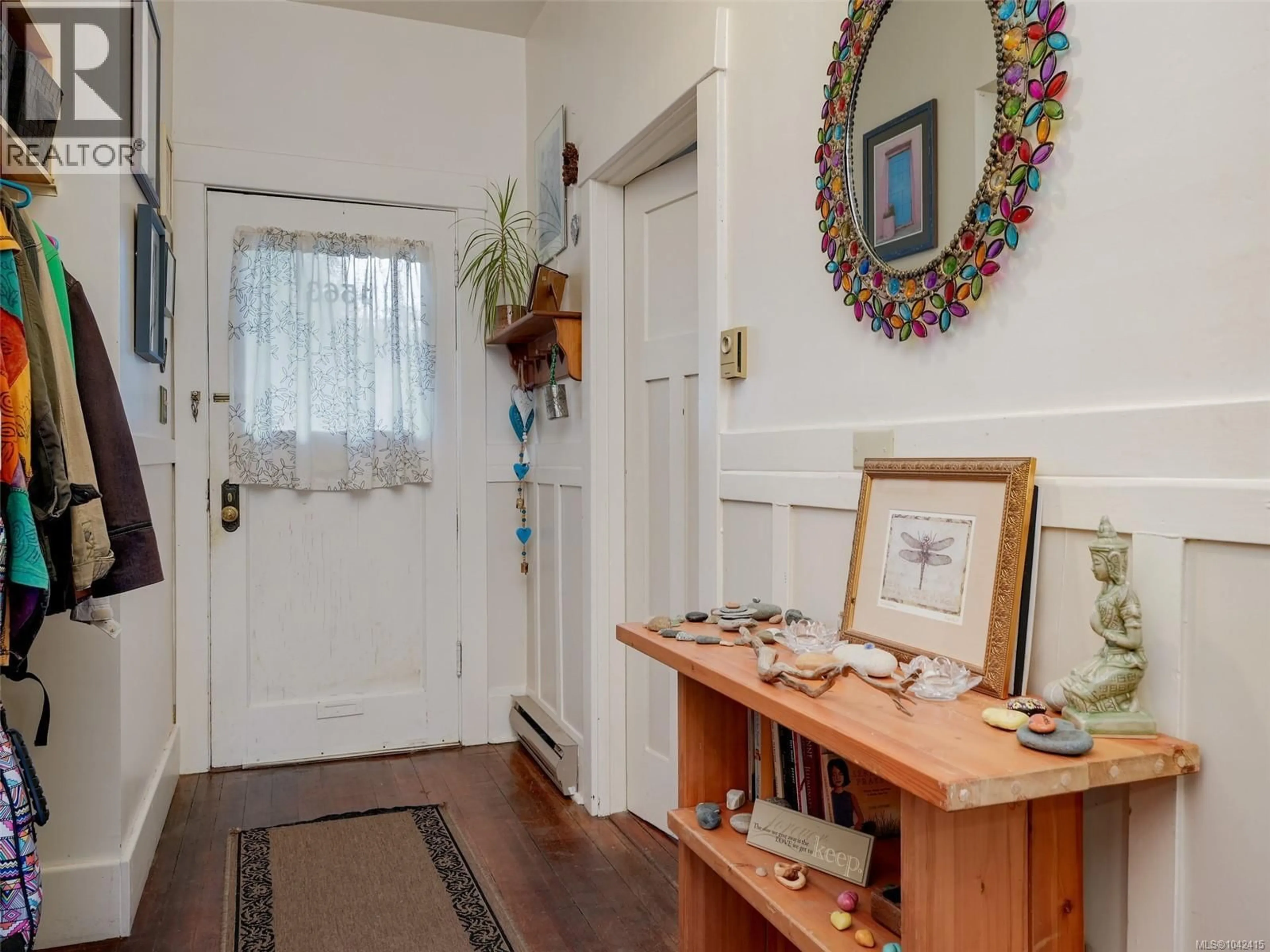 Indoor entryway for 1561/1563 GLADSTONE AVENUE, Victoria British Columbia V8R1S4