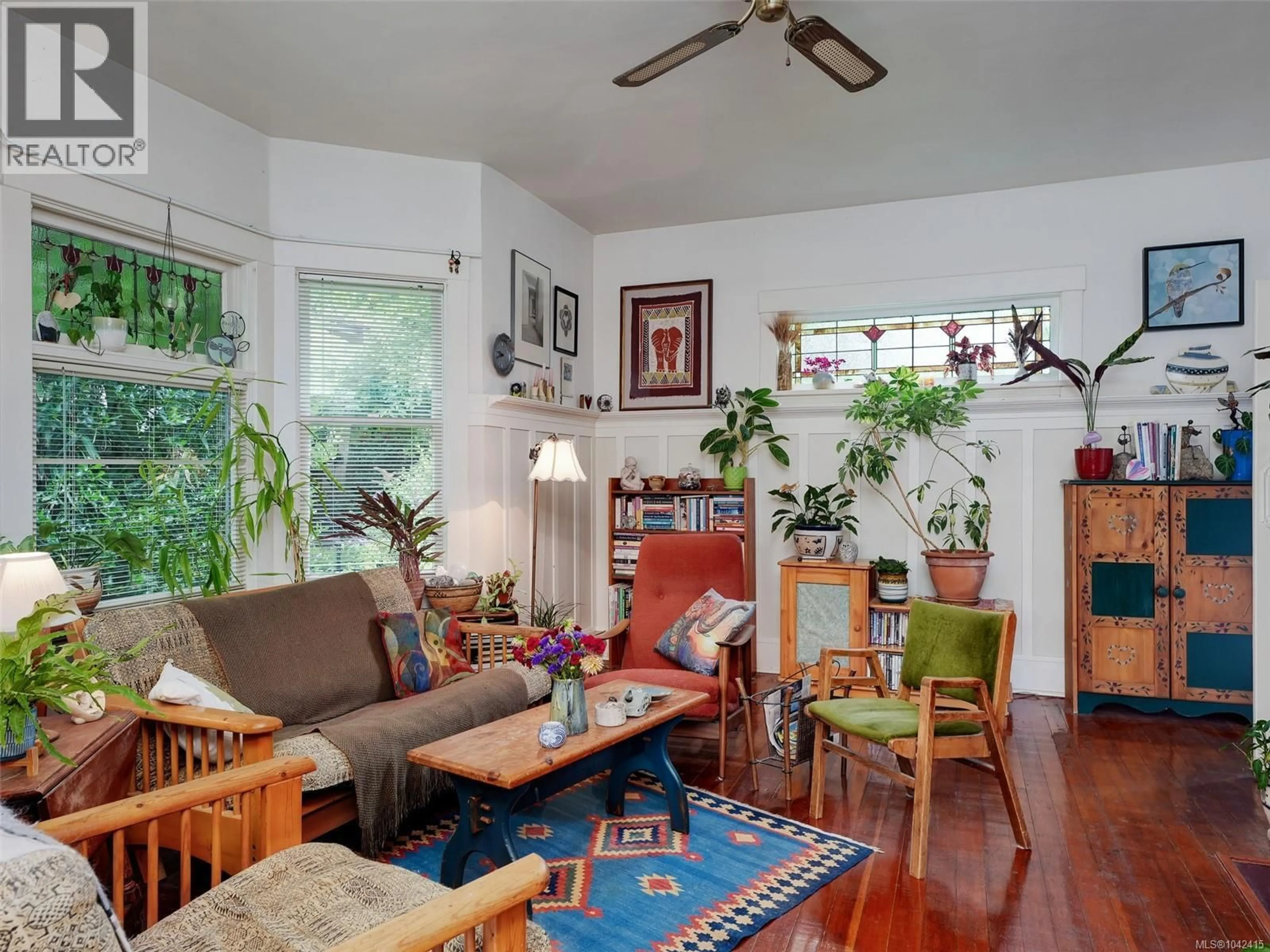 Living room with furniture, wood/laminate floor for 1561/1563 GLADSTONE AVENUE, Victoria British Columbia V8R1S4