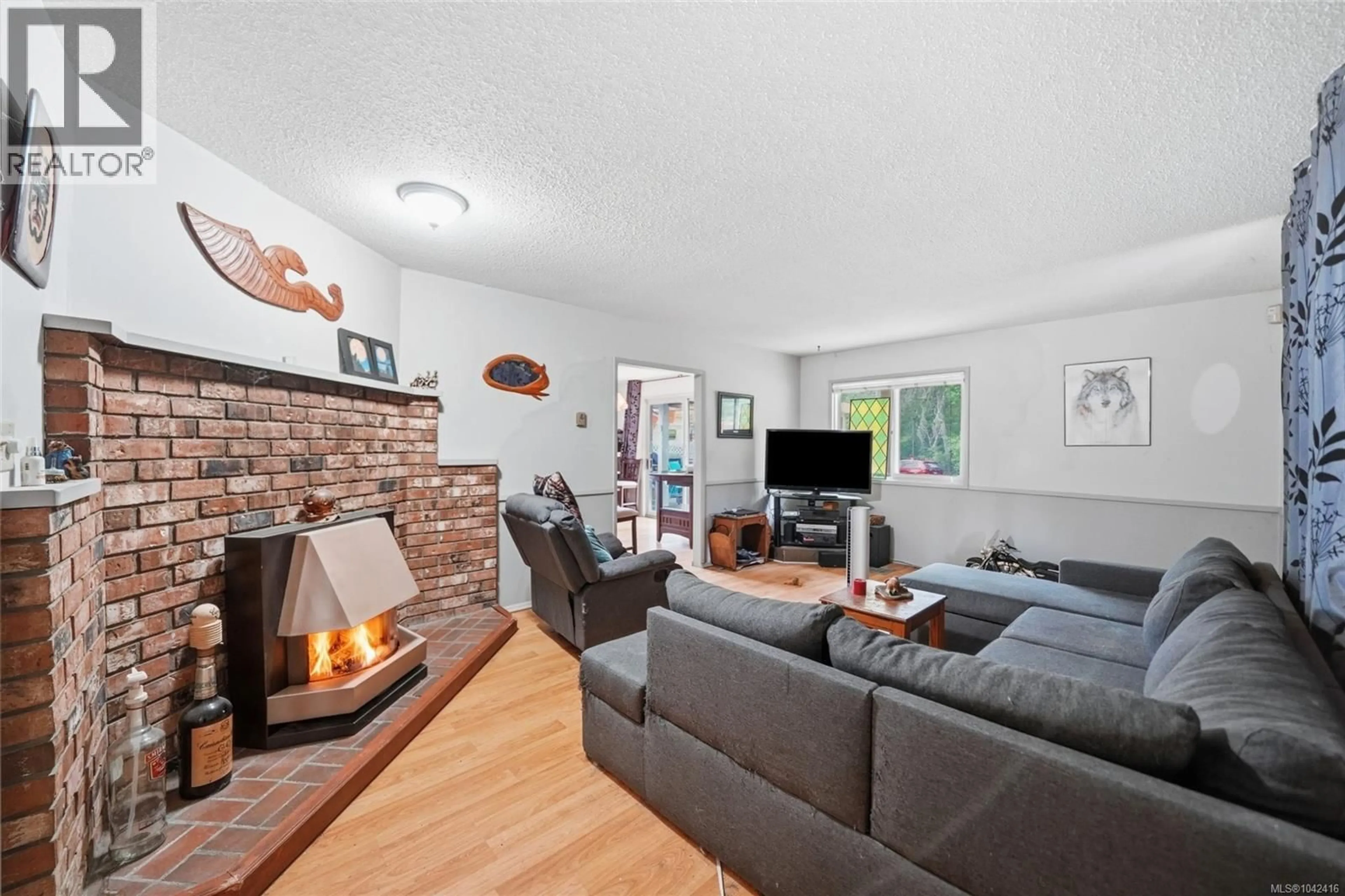 Living room with furniture, wood/laminate floor for 1144 BELLEVUE ROAD, Errington British Columbia V9P2C4