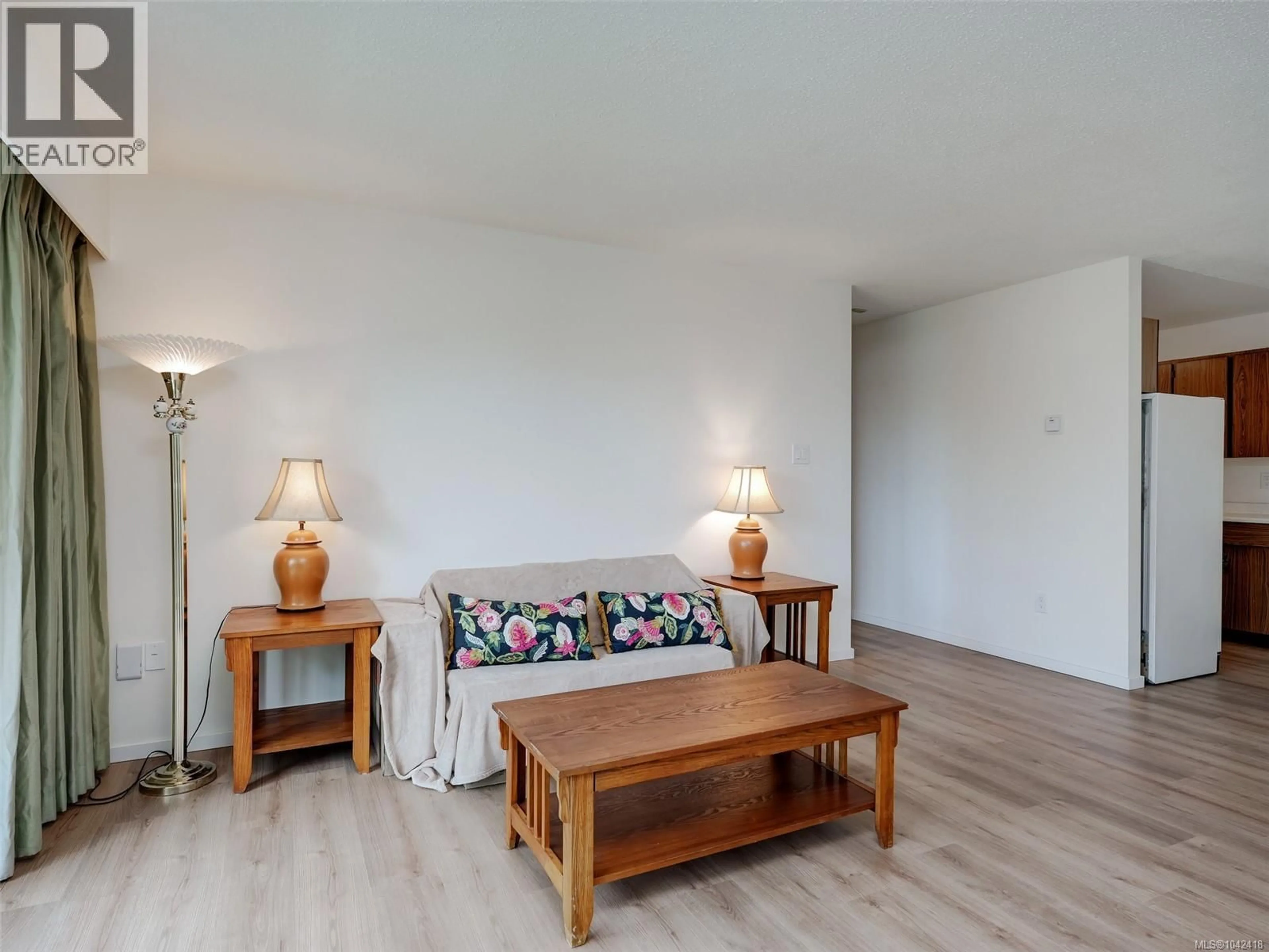 Living room with furniture, wood/laminate floor for 207 - 1124 ESQUIMALT ROAD, Esquimalt British Columbia V9A3N4