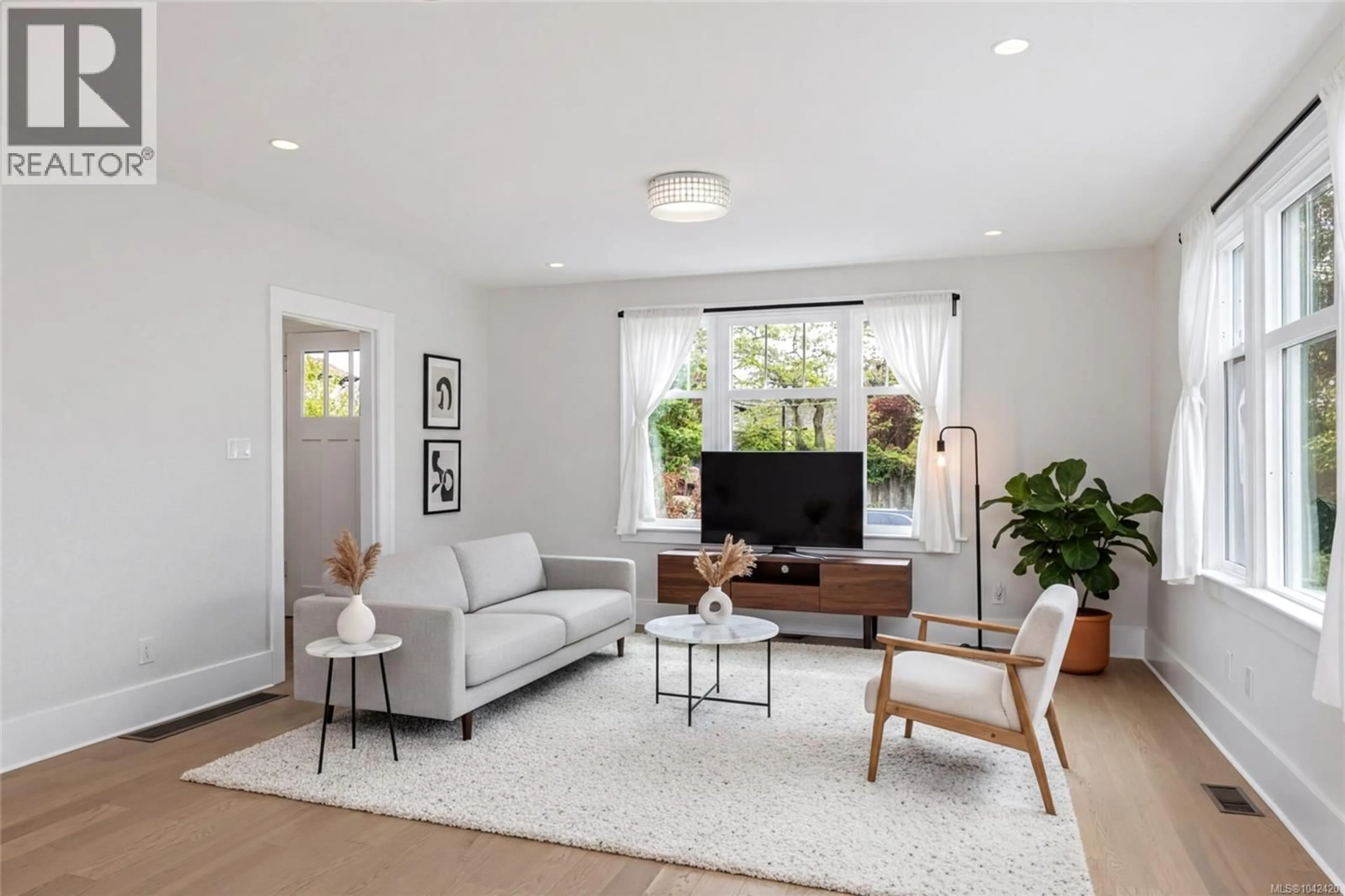 Living room with furniture, unknown for 2052 CARRICK STREET, Oak Bay British Columbia V8R2M6