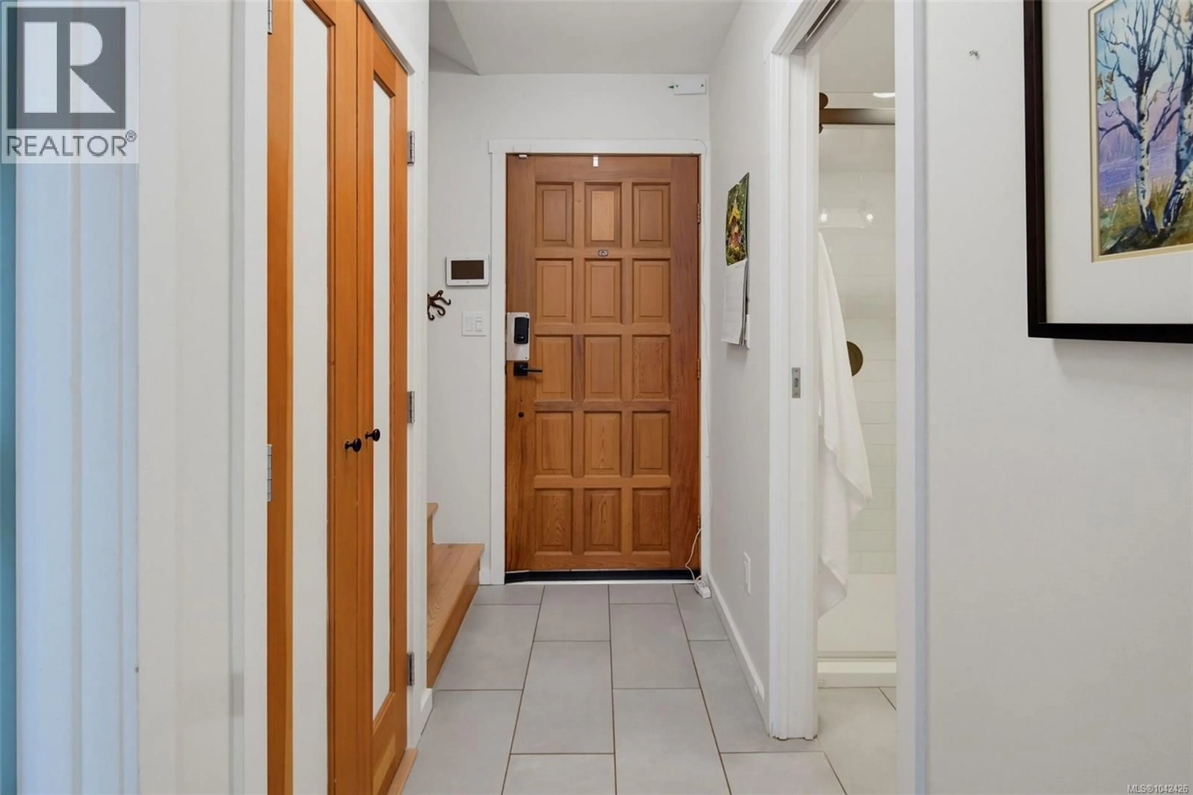 Indoor foyer for 4 - 210 DOUGLAS STREET, Victoria British Columbia V8V2P2