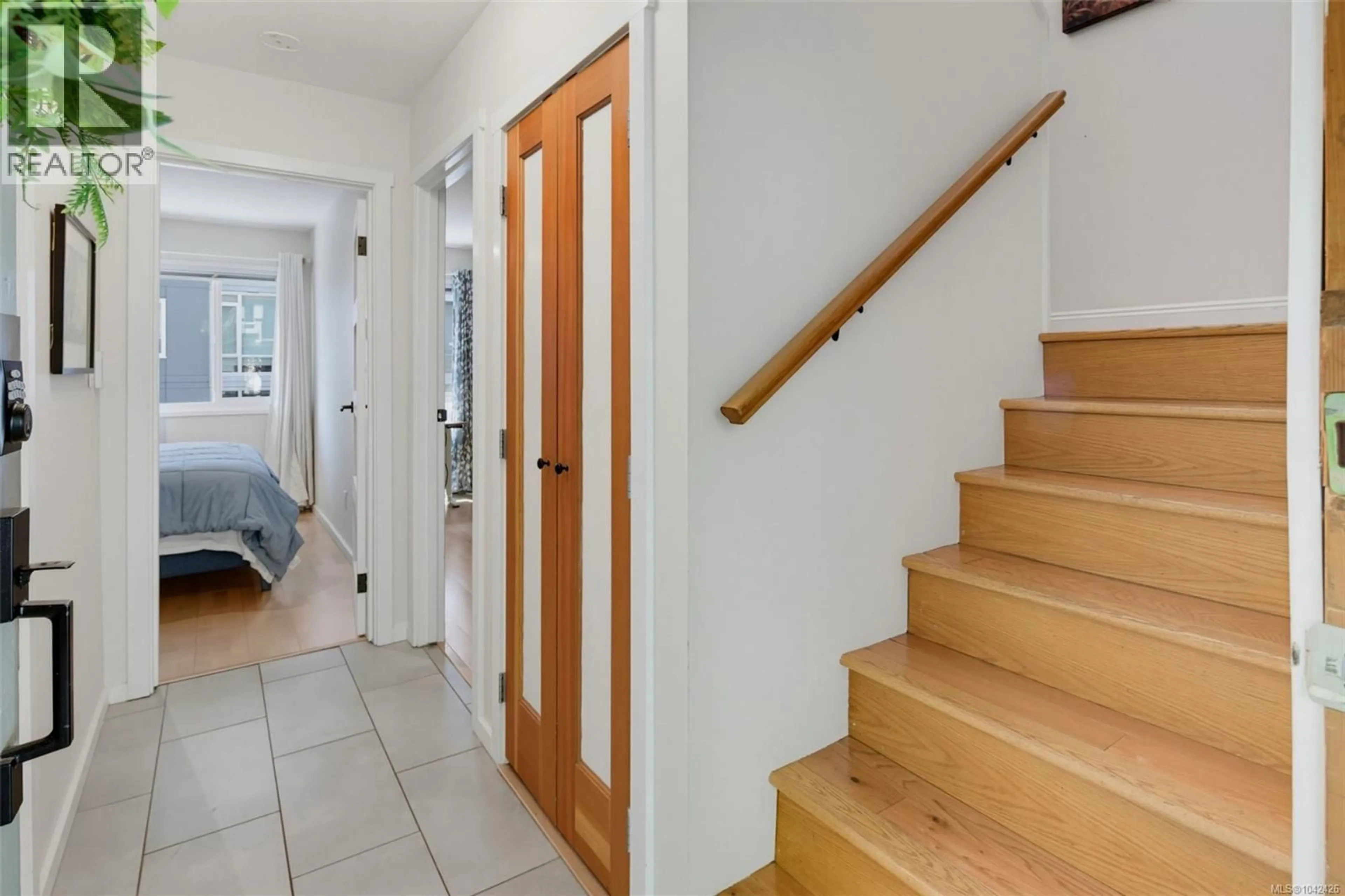 Indoor entryway for 4 - 210 DOUGLAS STREET, Victoria British Columbia V8V2P2