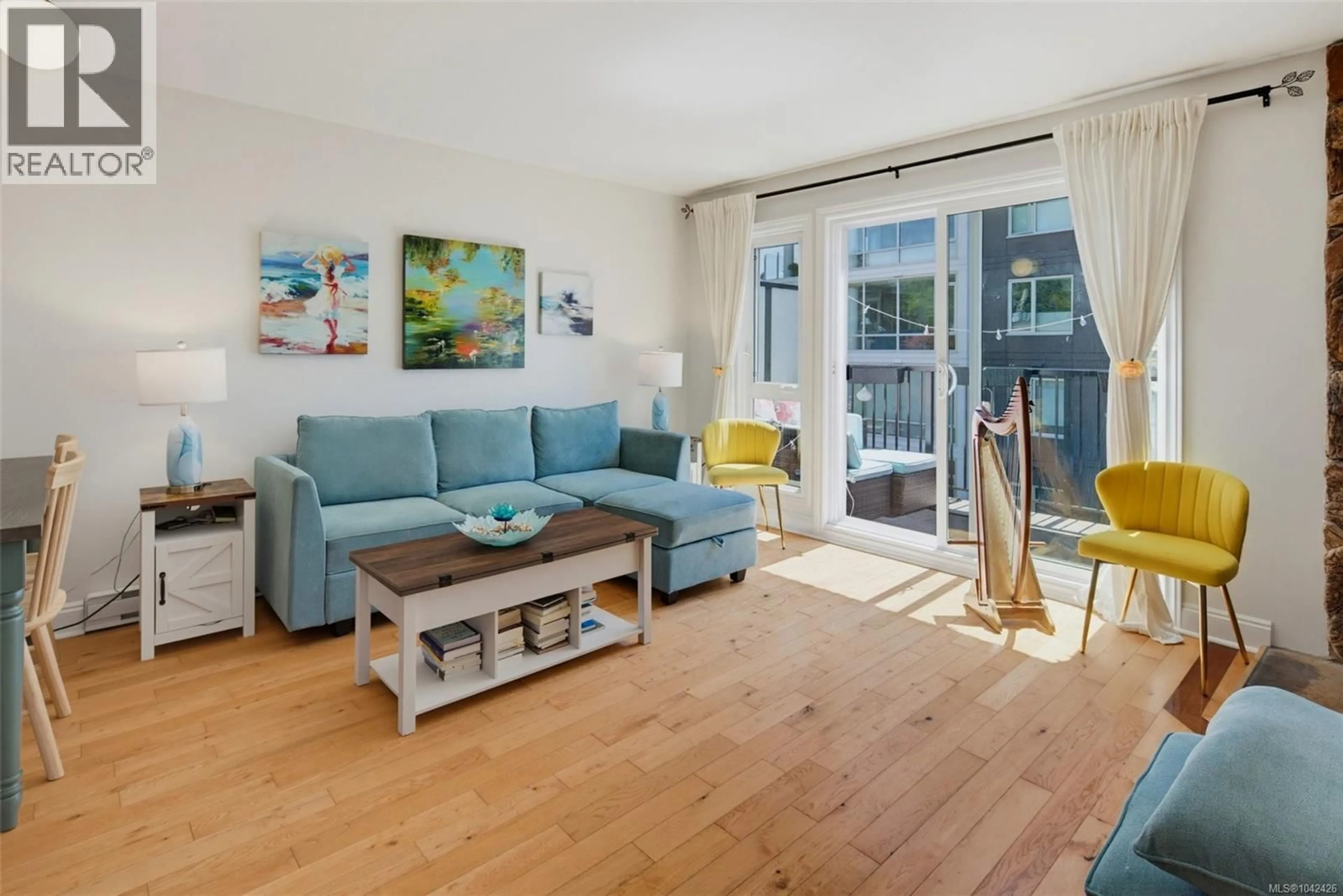 Living room with furniture, wood/laminate floor for 4 - 210 DOUGLAS STREET, Victoria British Columbia V8V2P2