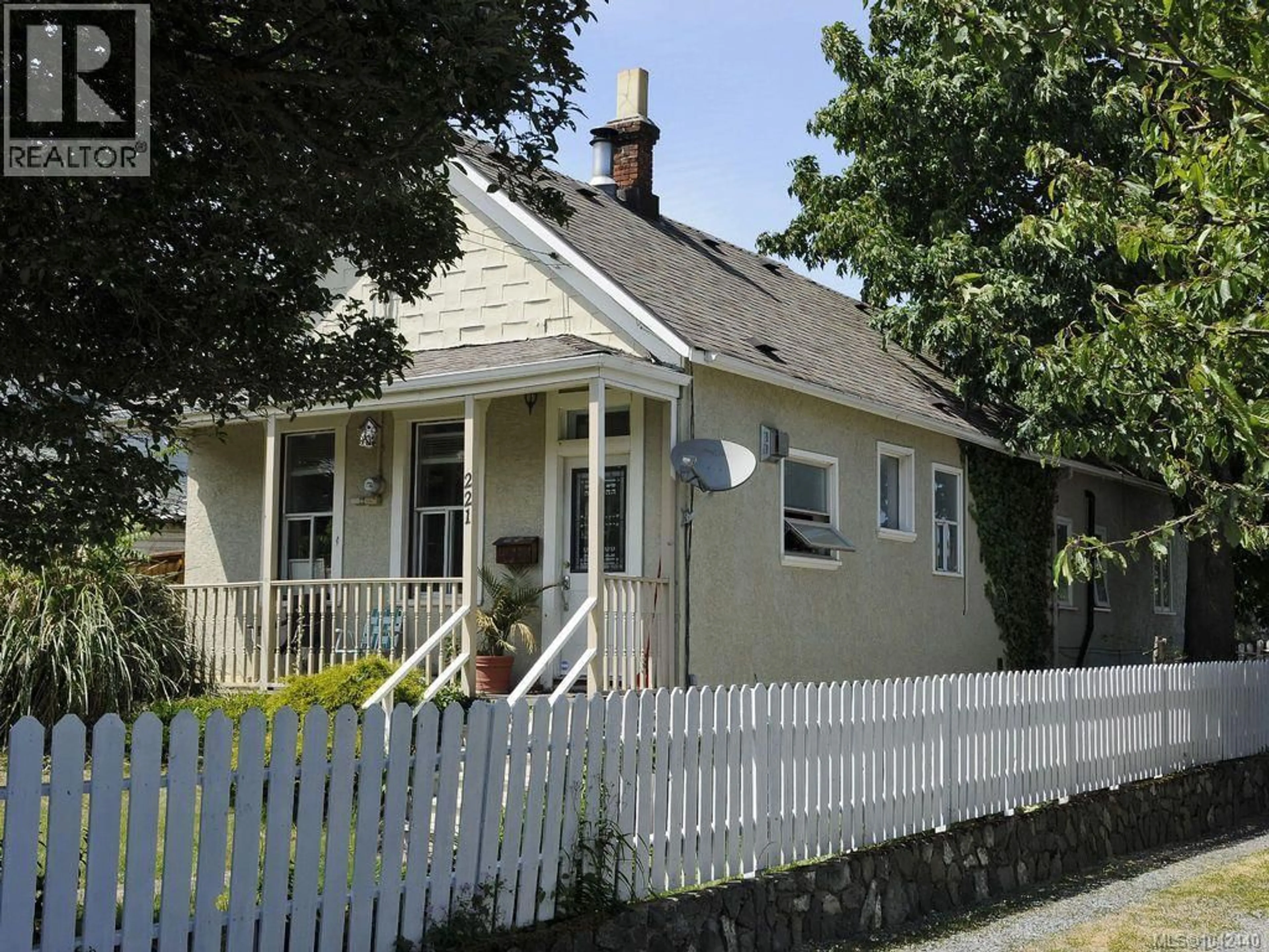 Home with vinyl exterior material, street for 221 SKINNER STREET, Victoria British Columbia V9A3B2