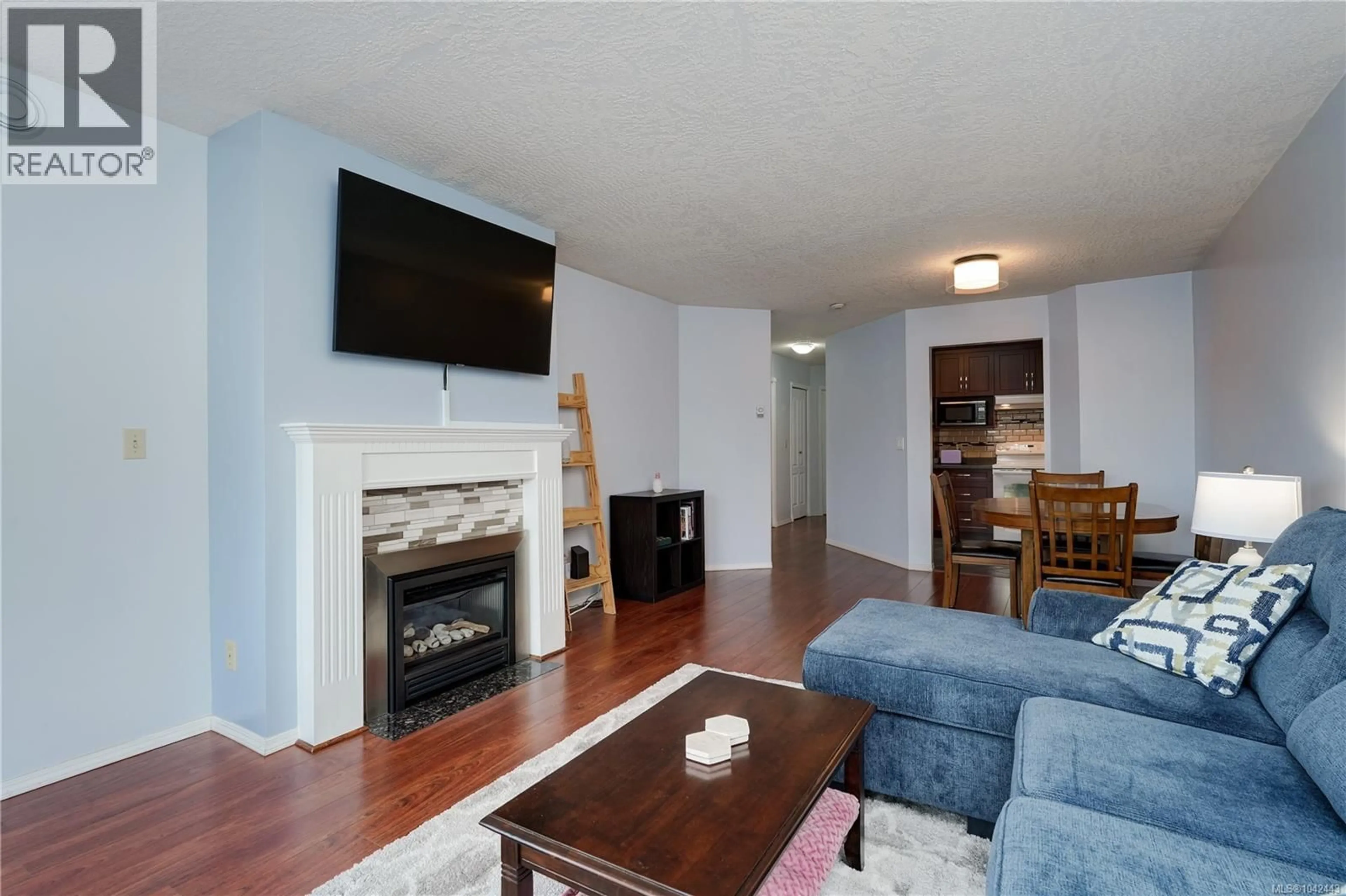 Living room with furniture, wood/laminate floor for 308 - 3921 SHELBOURNE STREET, Saanich British Columbia V8P4H9